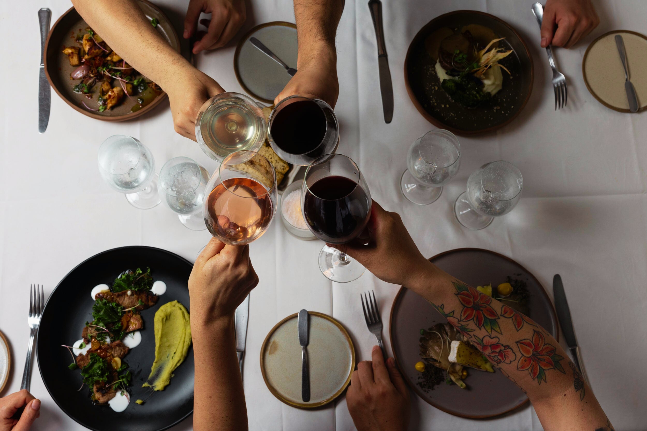 Los platos abundan en vegetales frescos y maridan muy bien con los vinos de la casa