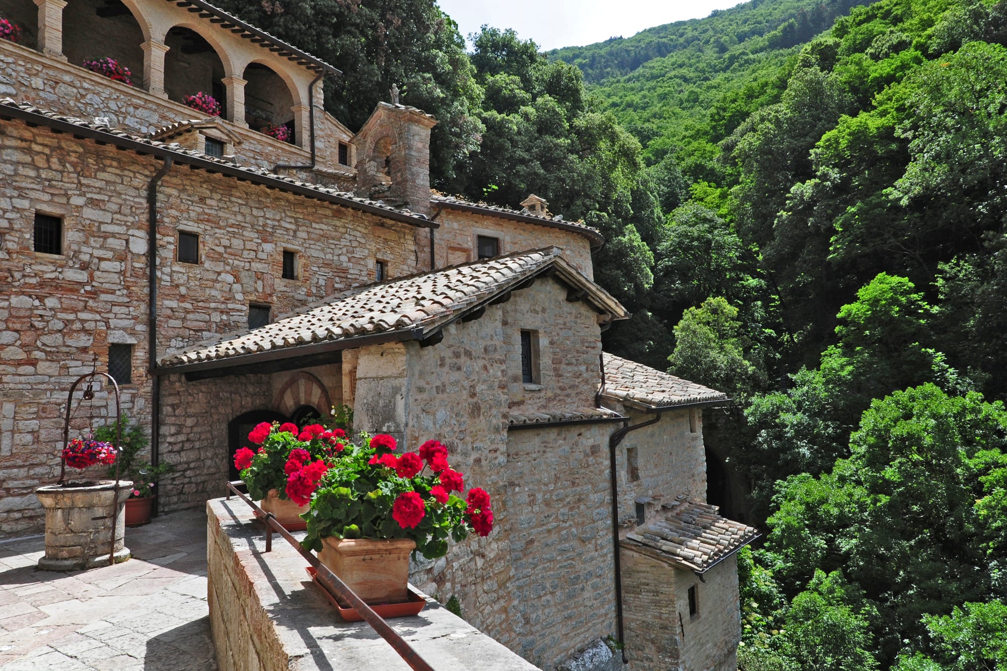 La ermita de San Francisco de Asís, Eremo delle Carceri, sobre las laderas del monte Subasio en Umbría