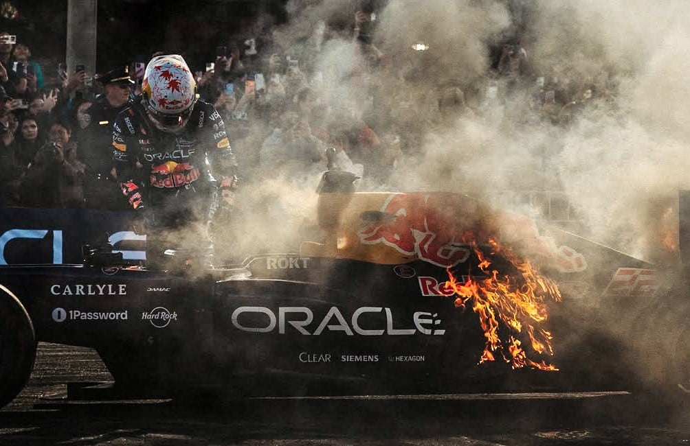 El incidente de Yuki Tsunoda: su auto quedó envuelto en llamas durante una exhibición