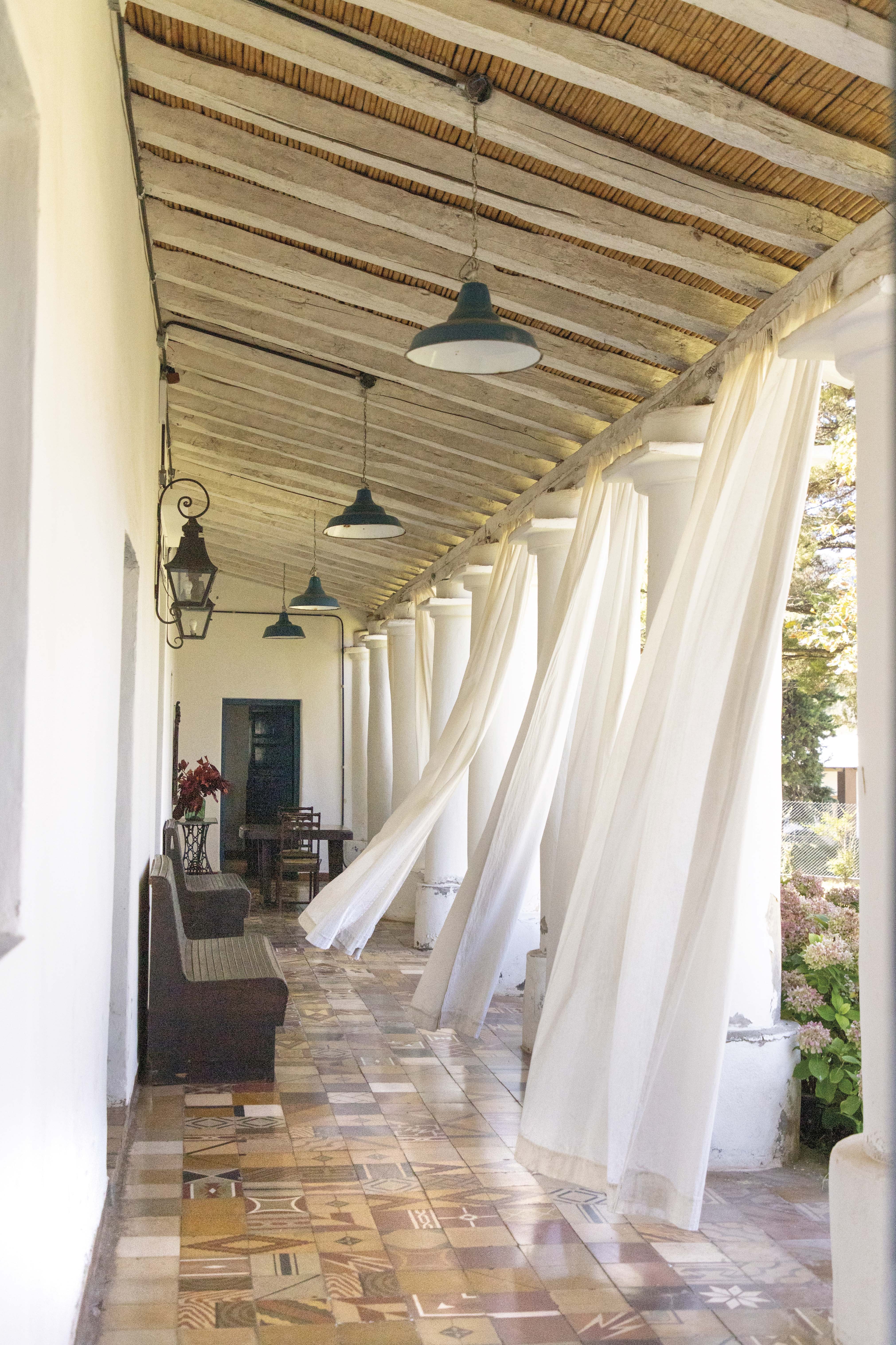 La galería de la casa principal sorprende con sus pisos de mosaicos calcáreos dispuestos con un diseño atípico y columnas neorrenacentistas