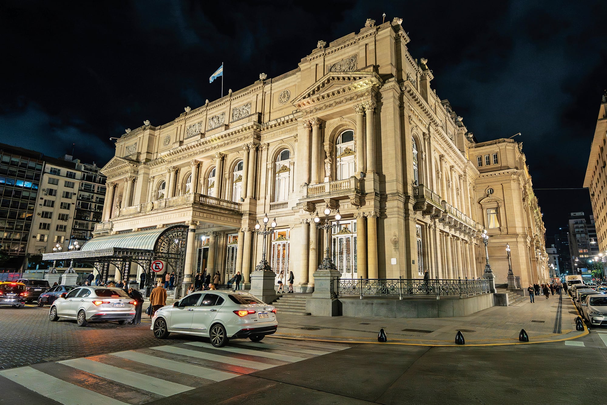 La fachada del teatro Colón, iluminada para la ocasión