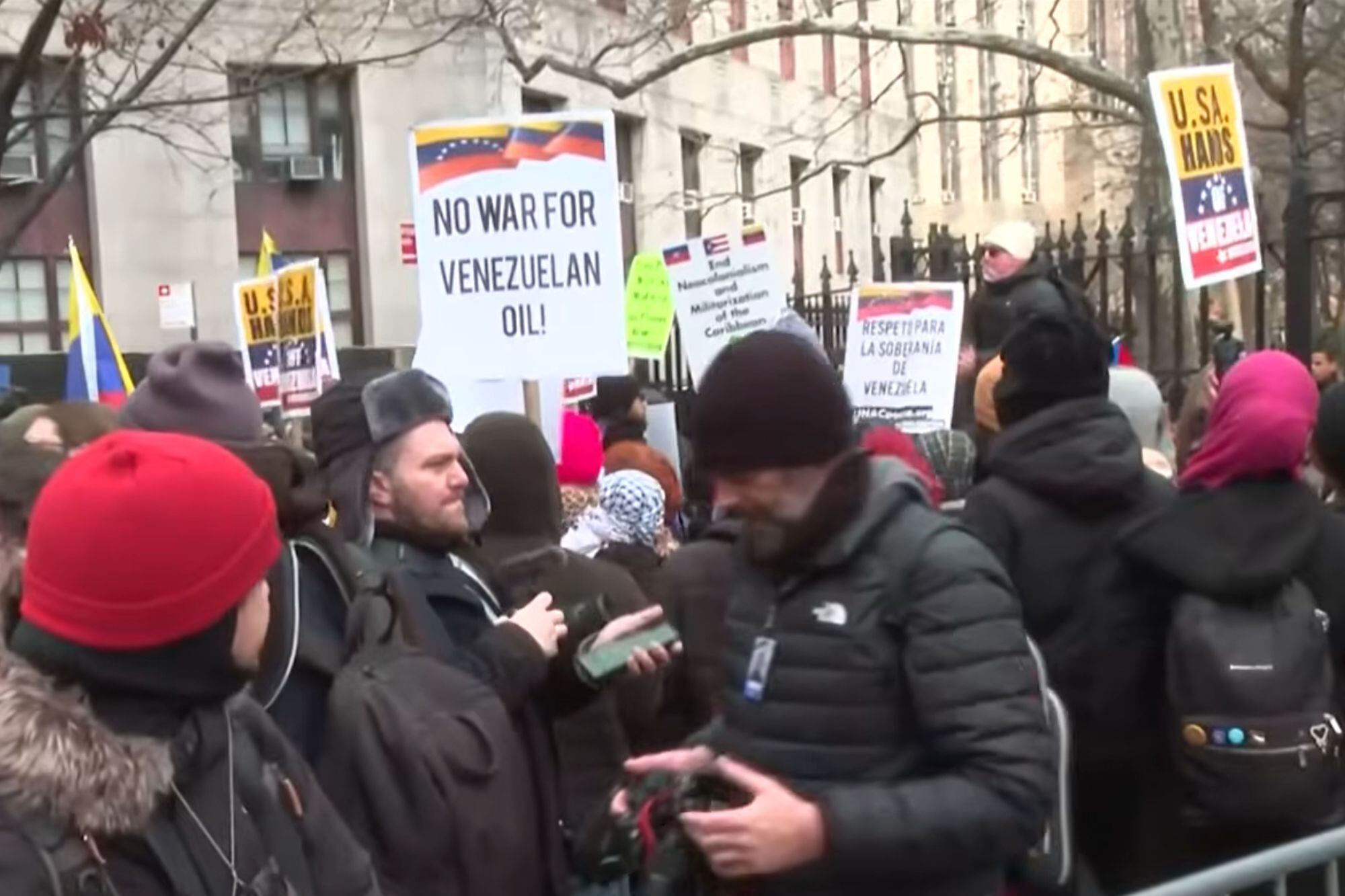 Presentes frente al tribunal, portan carteles a la espera de la llegada de Maduro