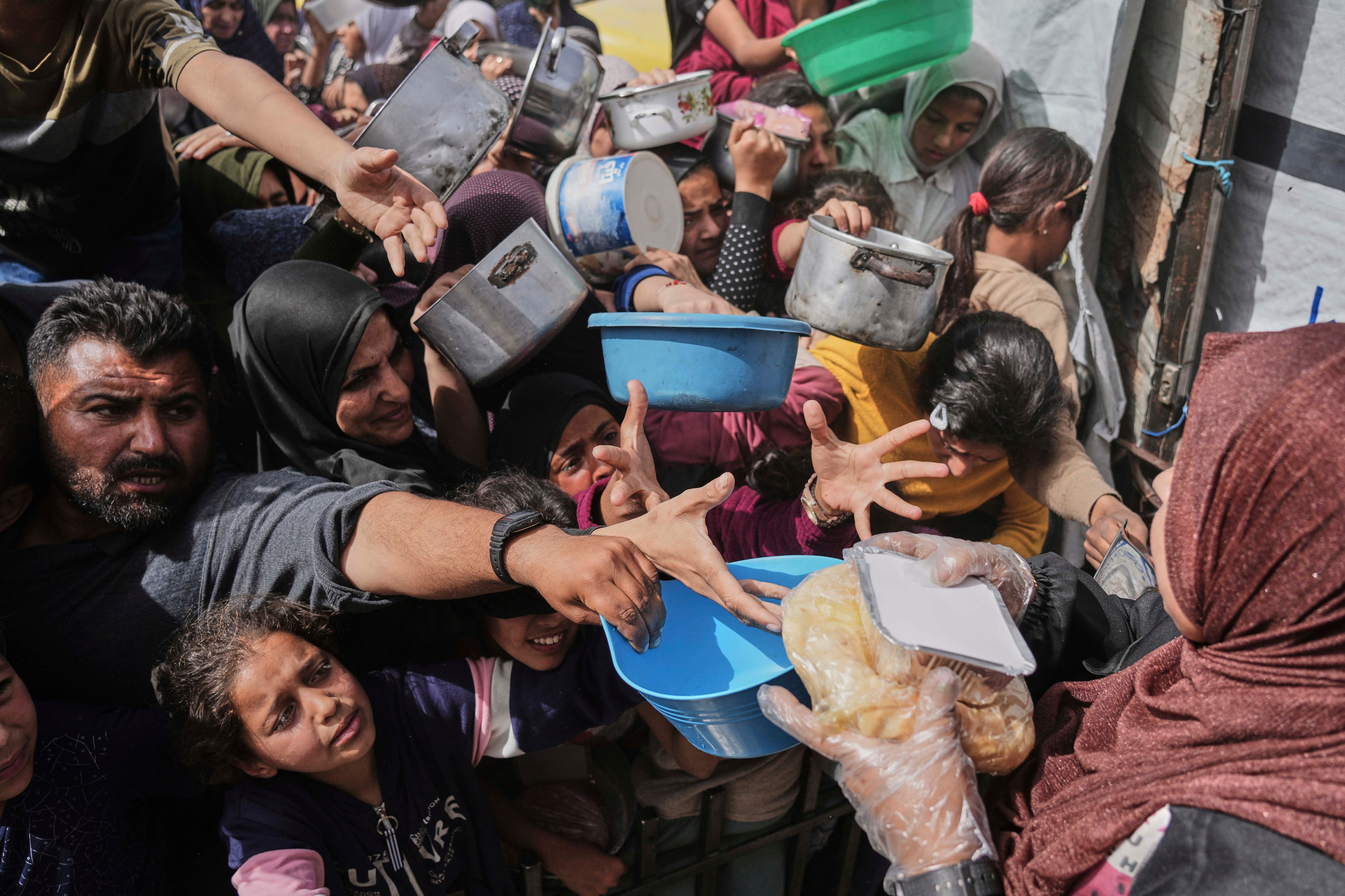 Pobladores de Gaza durante una distribución de ayuda humanitaria en Beit Lahiya