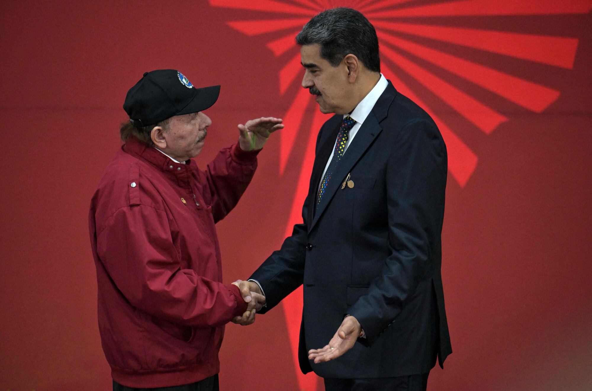 Nicolás Maduro recibió en Caracas al presidente nicaragüense, Daniel Ortega, para la cumbre del ALBA. (JUAN BARRETO / AFP)