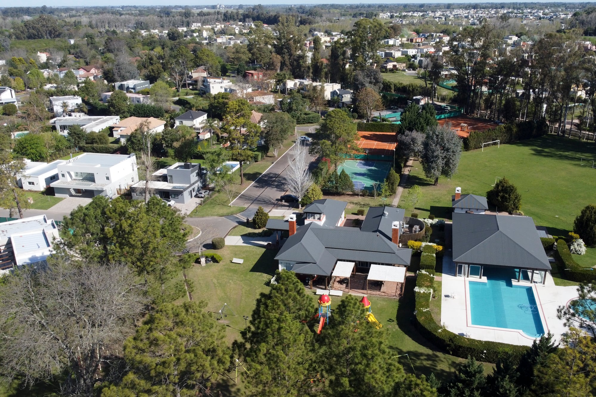 ¿Cuál es el precio de alquiler de una casa de verano por día a menos de 50km de Caba?