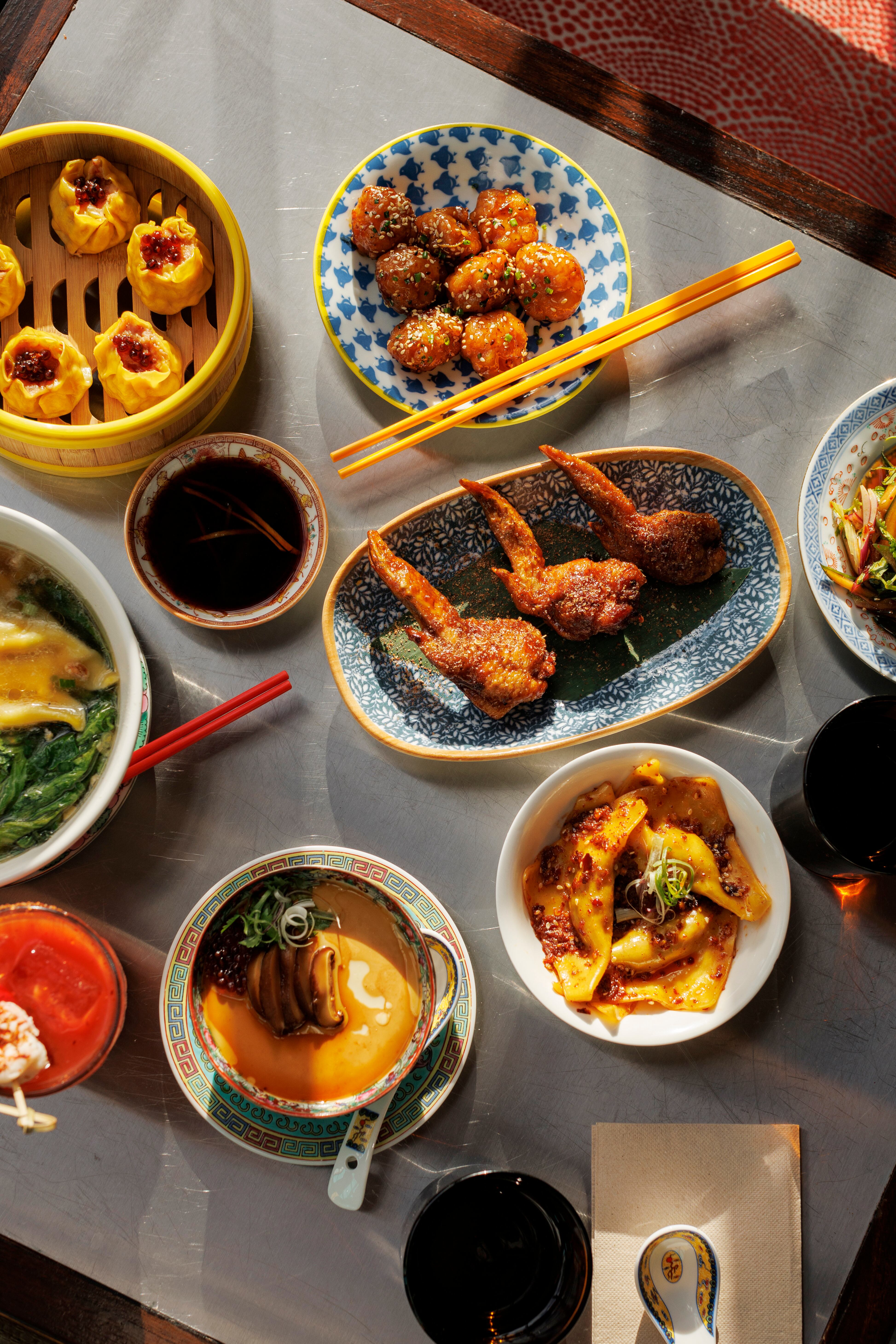 Las alitas de pollo laqueadas y rellenas de cerdo y langostinos son muy cotizadas.