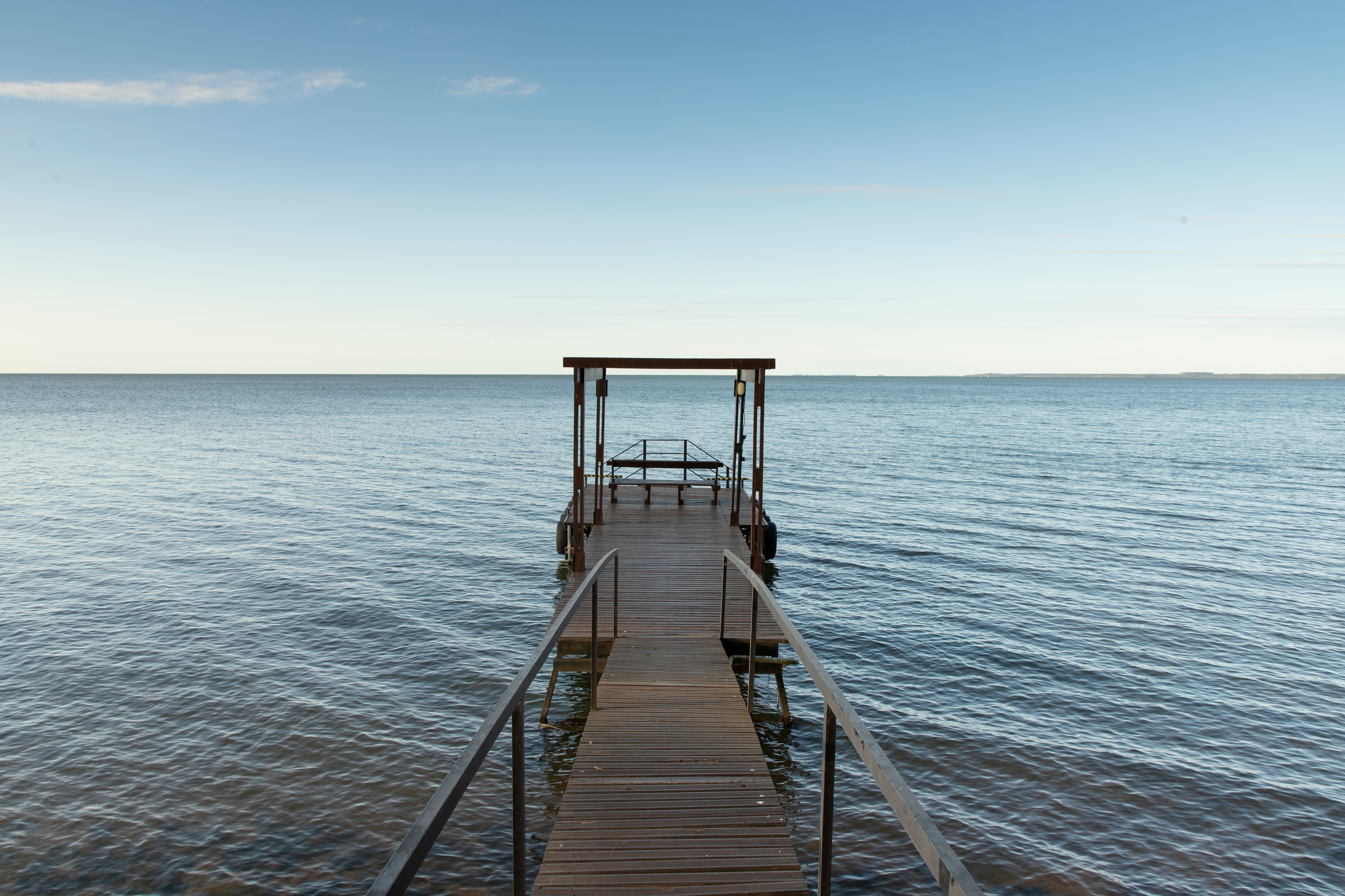 El muelle de Puerto Valle Hotel de Esteros sobre el río Paraná