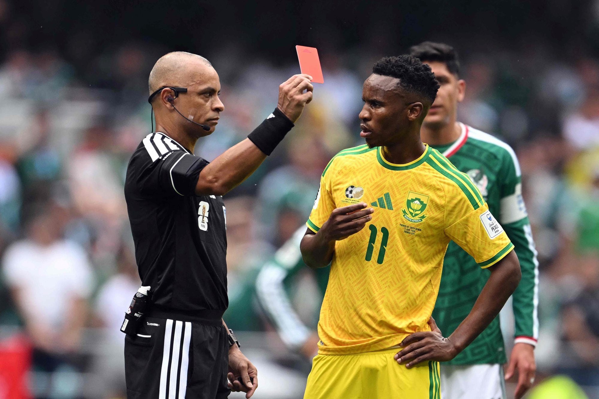 Wilton Sampaio expulsa a Themba Zwane