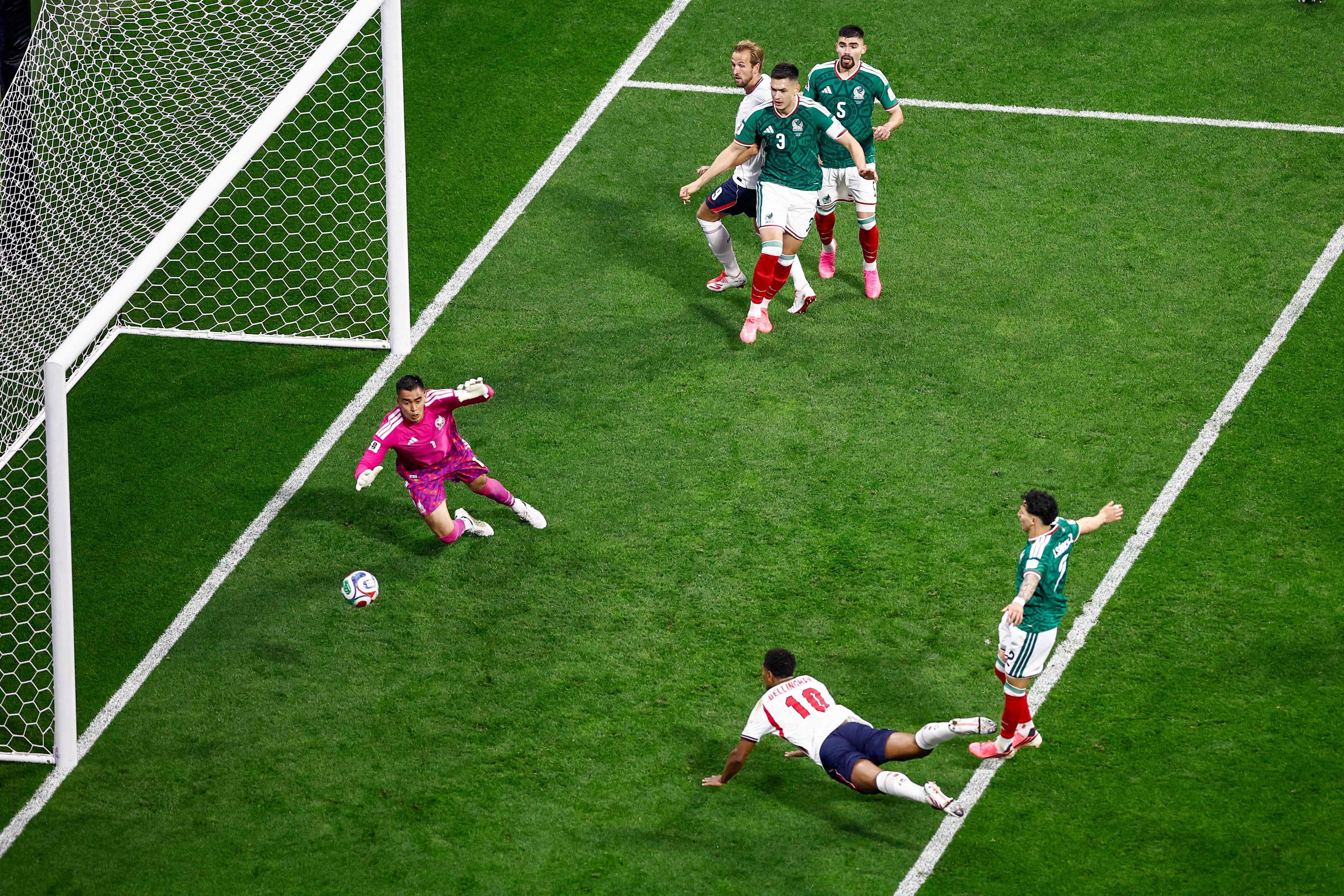 Gran gol de Jude Bellingham (10): fue el 1-0 parcial para Inglaterra (Photo by Ulises RUIZ / AFP)