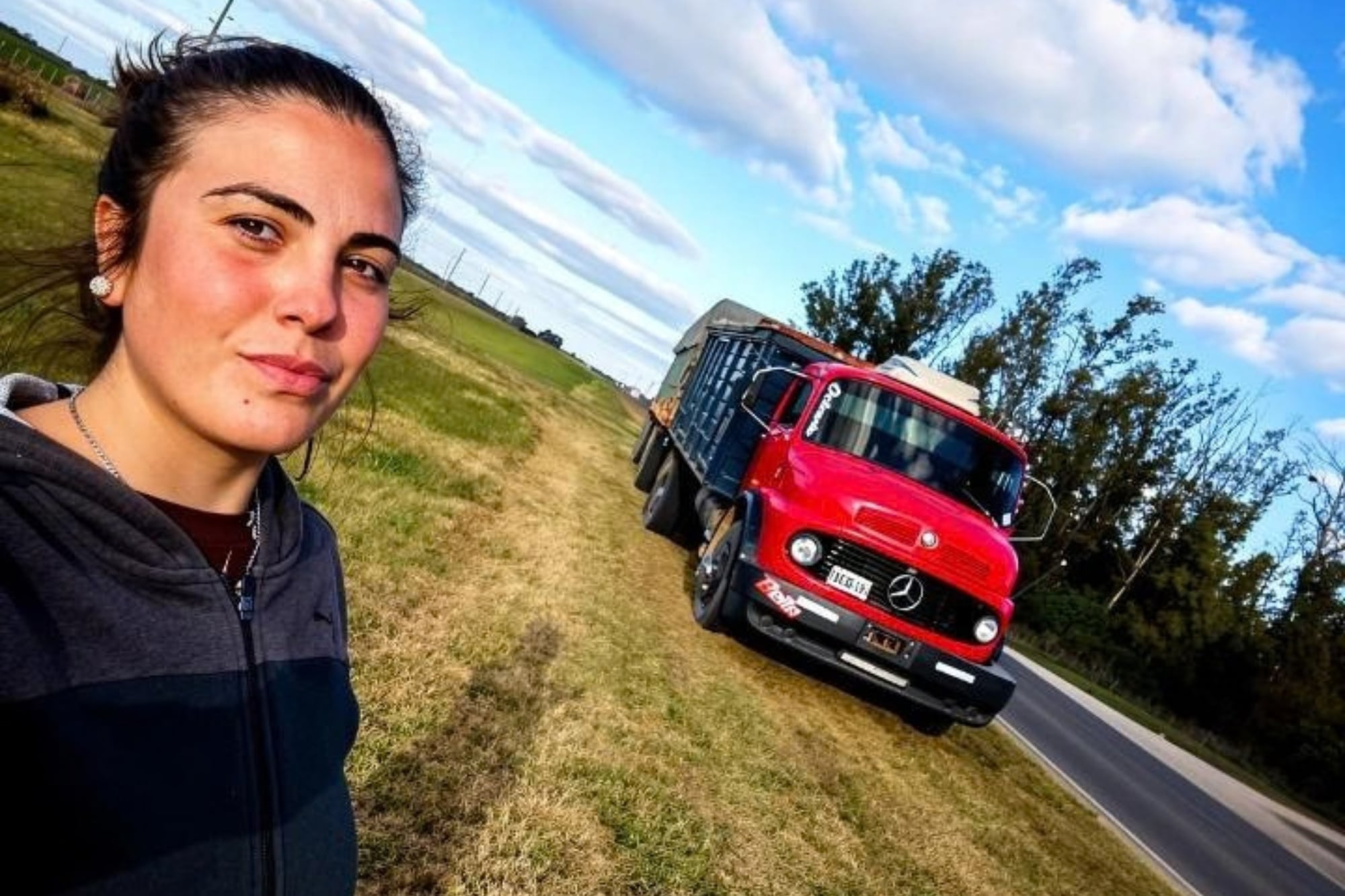 "Lo hago por ellos": tiene 24 años, trabaja con un camión, quiere una casa para sus hijos y la acompaña una historia conmovedora