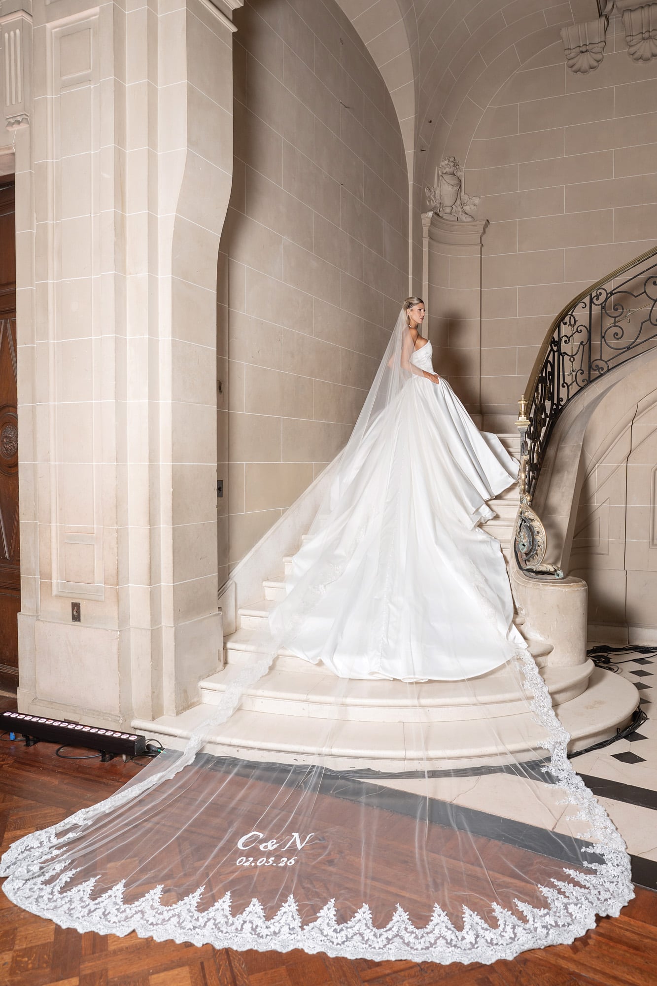 El primer vestido de la novia, con
cola de ocho metros
y un velo nupcial
de diez metros confeccionado en tul a
tono con bordado en
hilo de algodón con
las iniciales de los
novios y la fecha de
la boda