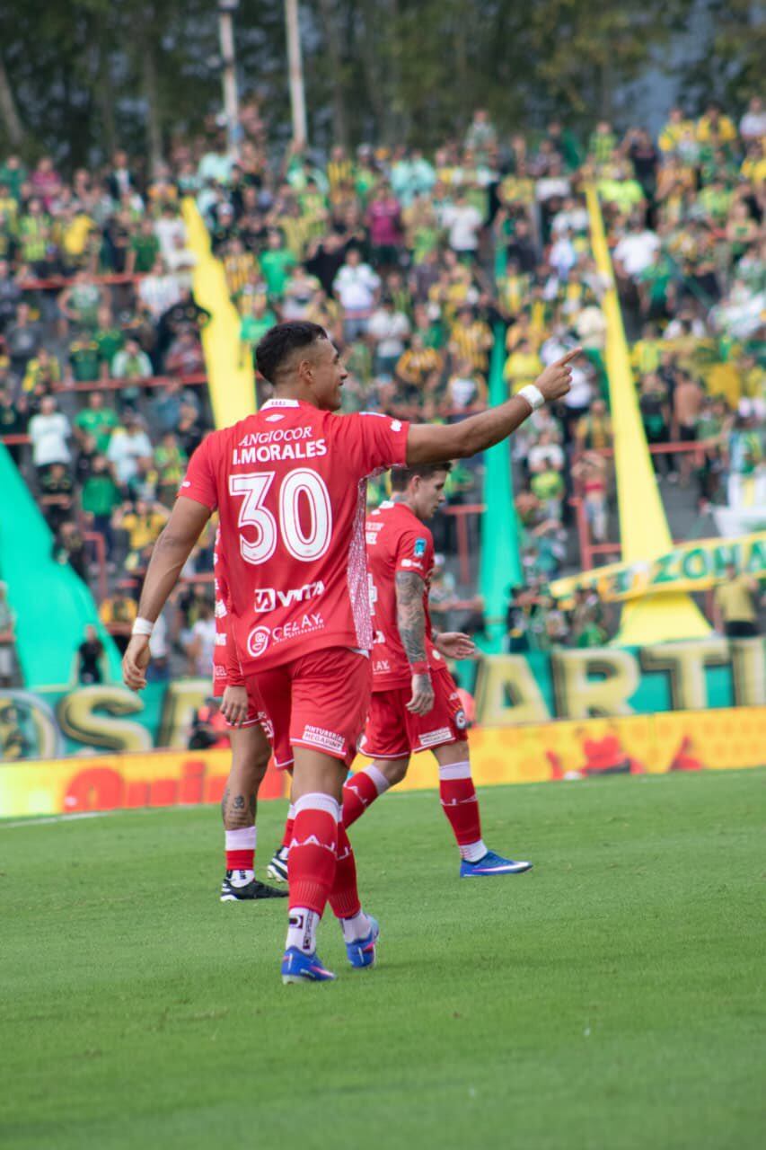 El chileno Iván Morales anotó el primer gol de Argentinos Juniors ante Aldosivi en Mar del Plata