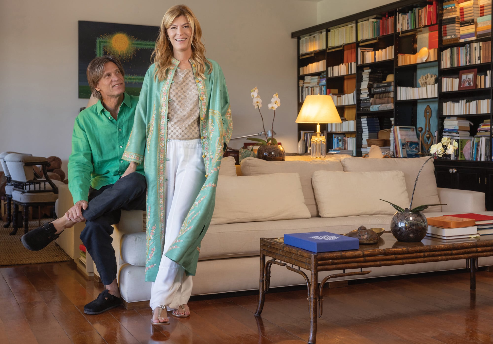 Abre las puertas de su casa. Soledad Costantini, editora y directora del Malba Literatura, posa junto a su marido, Eugenio Aguirre 7 Abre las puertas de su casa. Soledad Costantini, editora y directora del Malba Literatura, posa junto a su marido, Eugenio Aguirre imagen-6