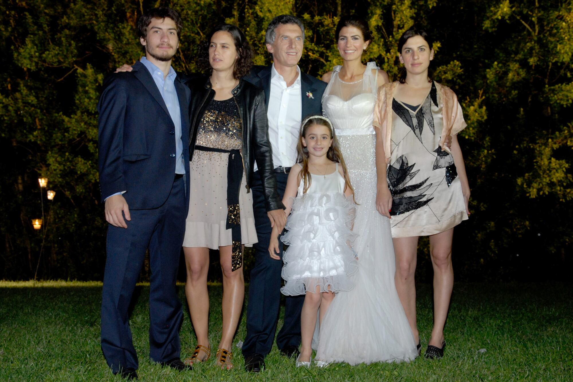 Una postal del casamiento del entonces jefe de Gobierno porteño y la diseñadora en Tandil, el 20 de noviembre de 2010. La pareja posa con sus respectivos hijos: Francisco, Agustina y Gimena, por parte de él, y Valentina (que en ese momento tenía 7 años), por parte de ella