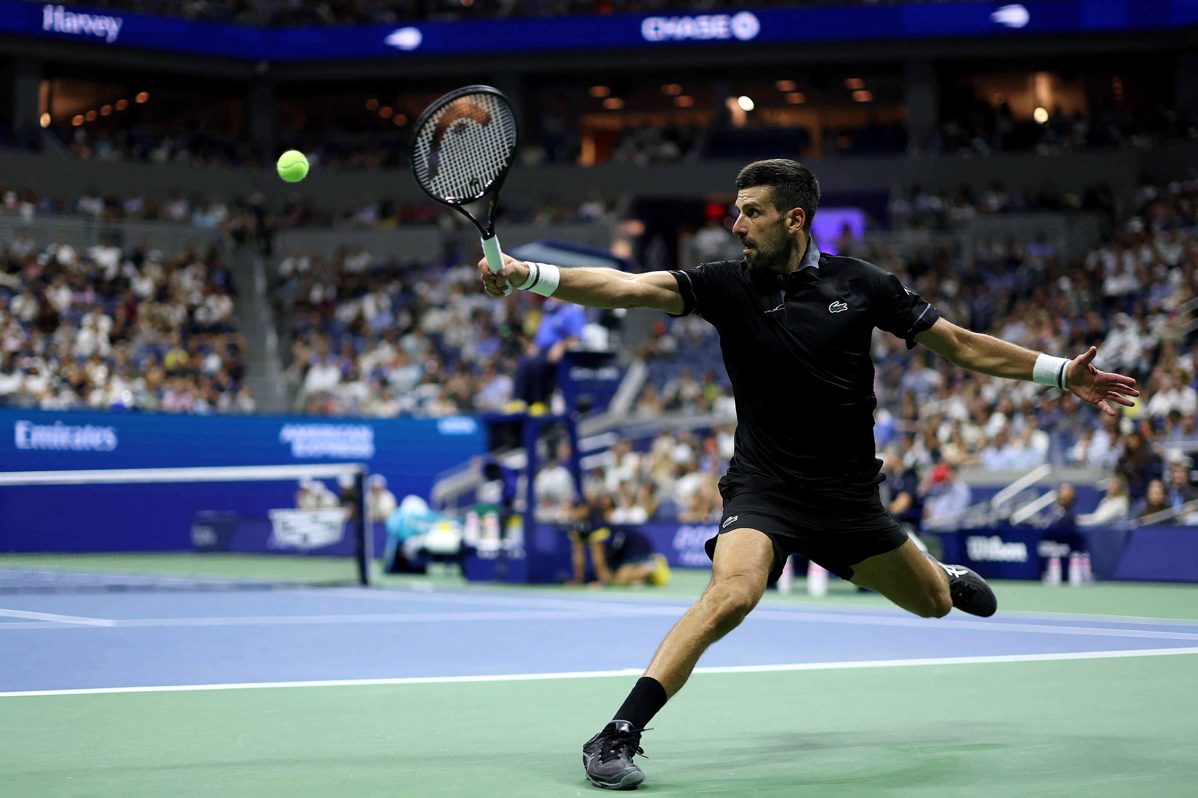 Novak Djokovic y una elasticidad inconcebible, un clásico del serbio (Photo by JULIAN FINNEY / GETTY IMAGES NORTH AMERICA / Getty Images via AFP)
