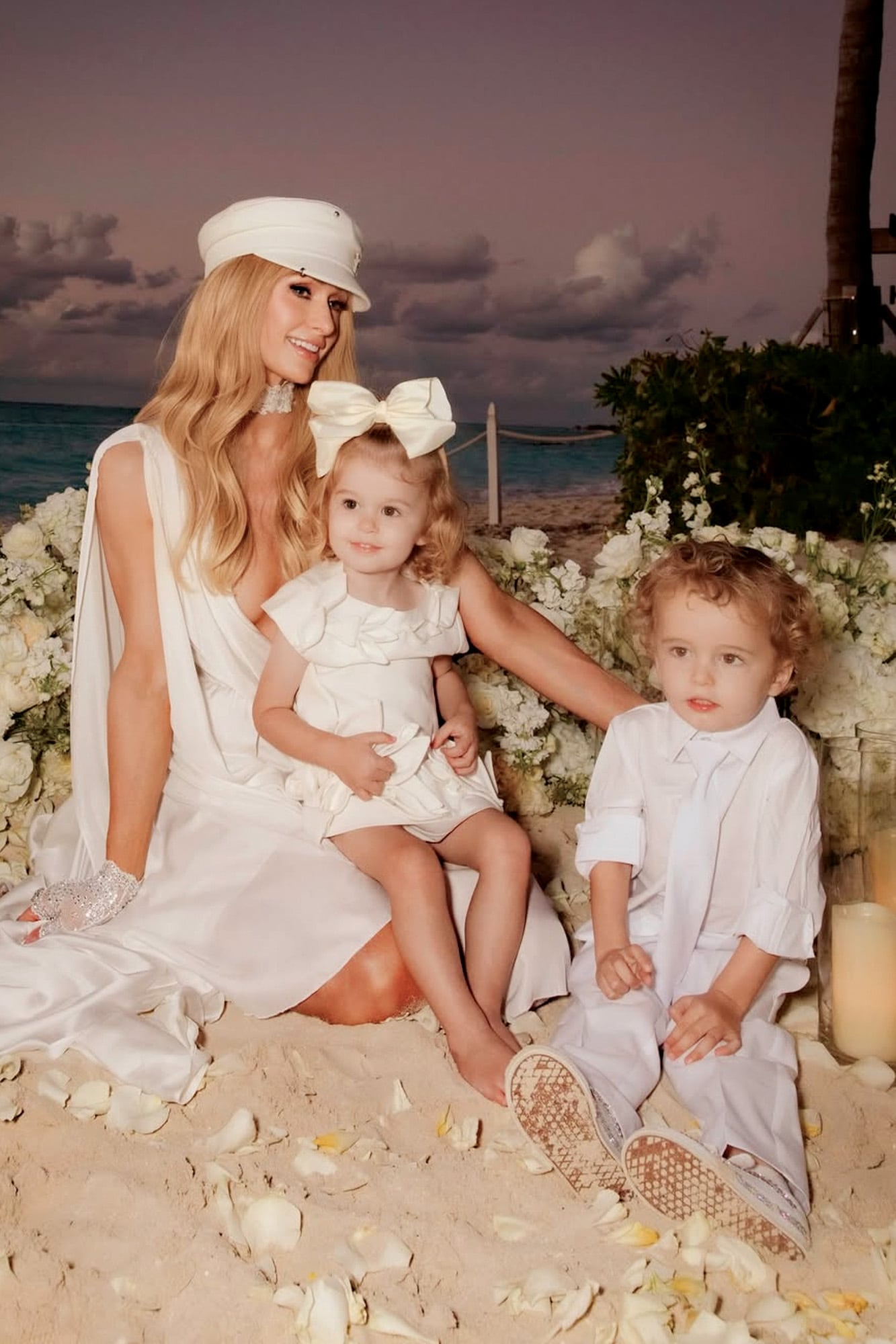 La heredera del imperio Hilton posa con sus hijos, también vestidos de blanco