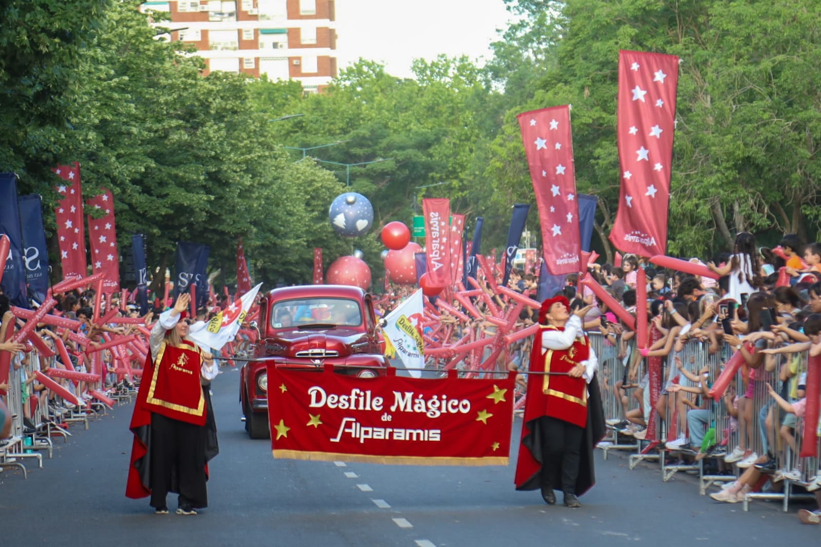 Cada año Papá Noel hace su visita oficial a la tienda y convoca a miles de familias frente al local de Olivos