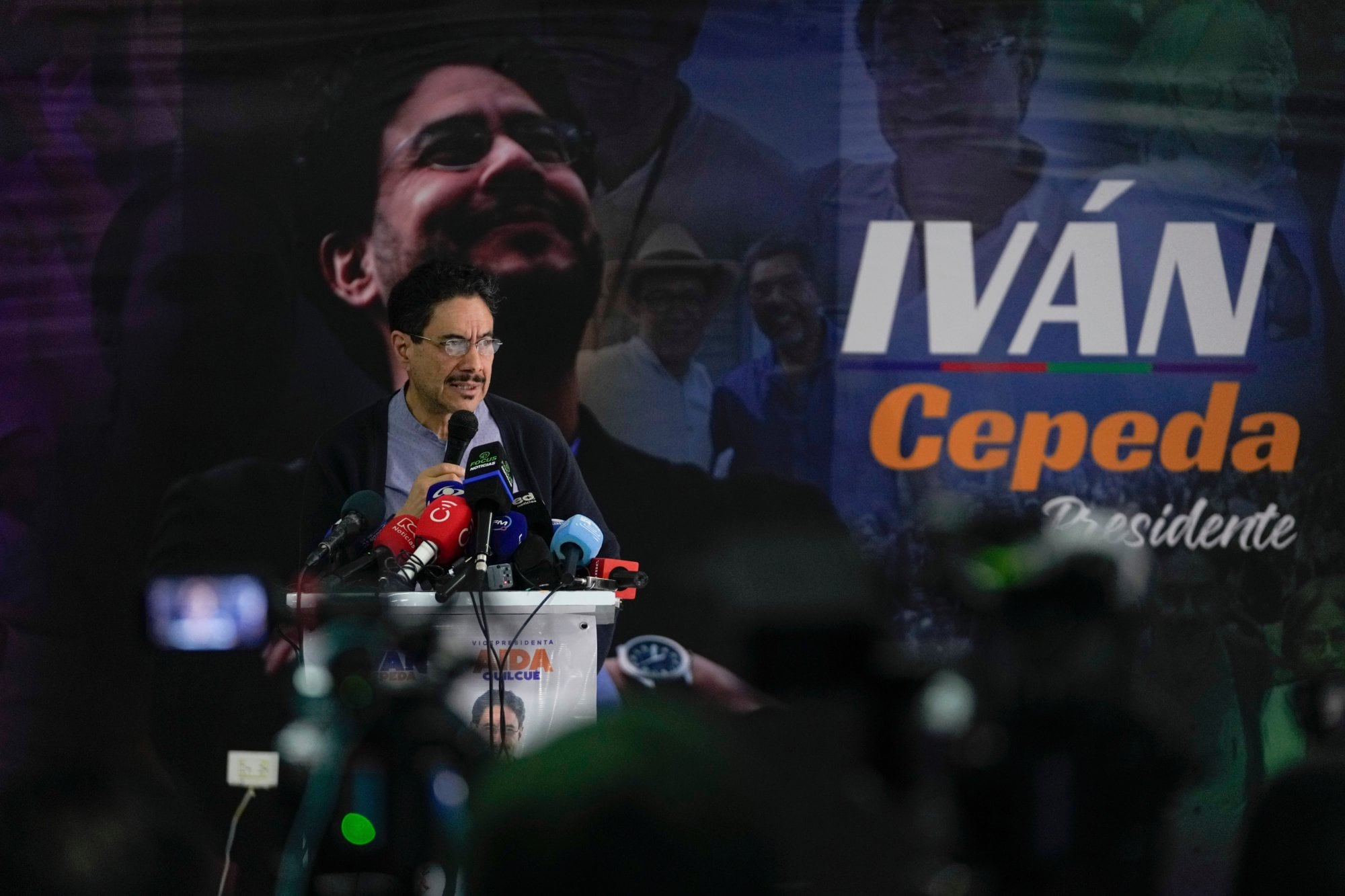 Iván Cepeda habla durante una conferencia de prensa en Bogotá, el 1 de junio de 2026