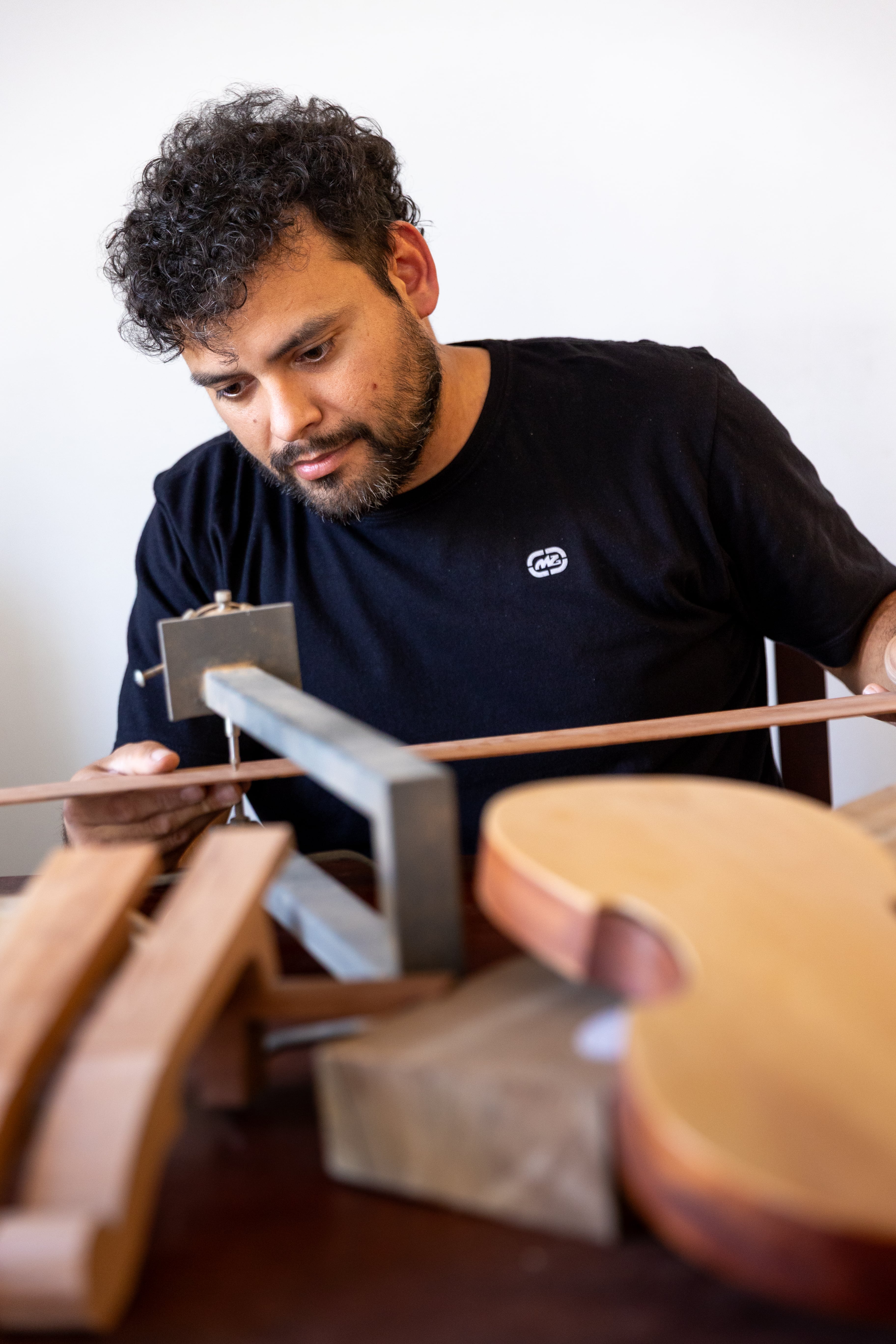 Ezequiel Camacho tiene el taller en su casa