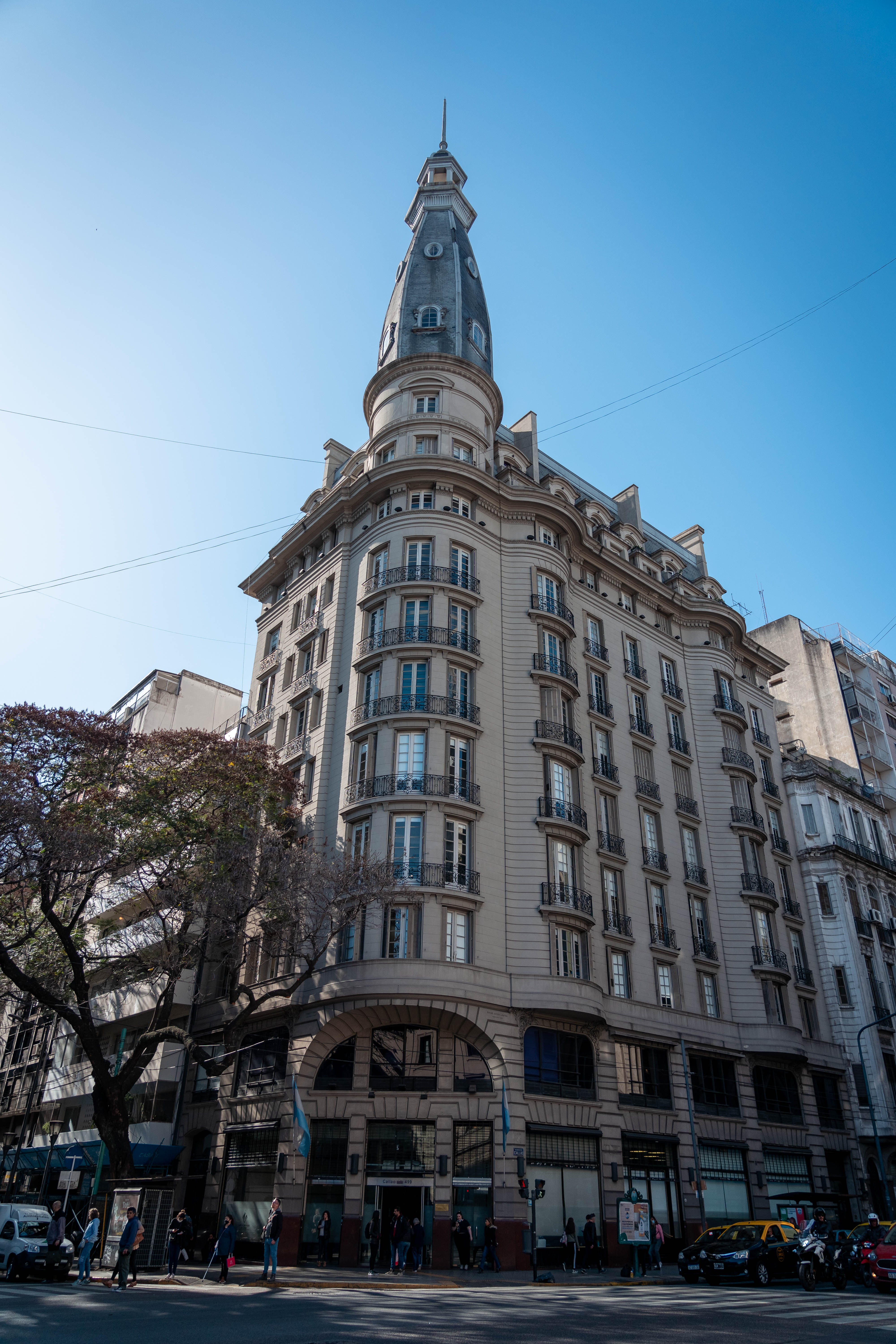 Desarrollado en diez pisos con balcones y molduras, la edificación tiene una fachada simétrica con decoración clásica.