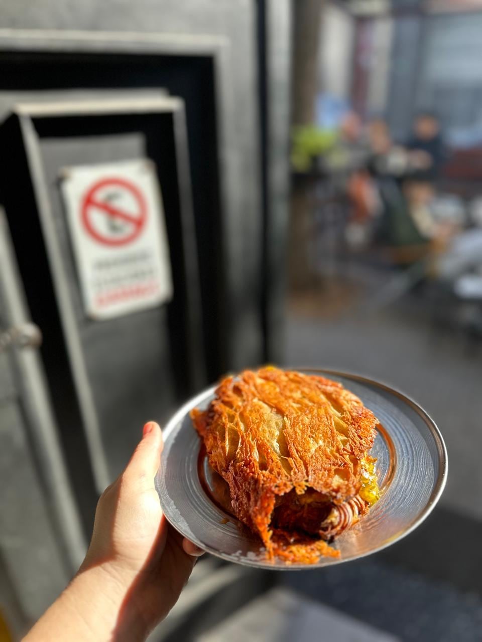 Un croissant en versión grillado, con queso y relish, una especialidad de La Garage