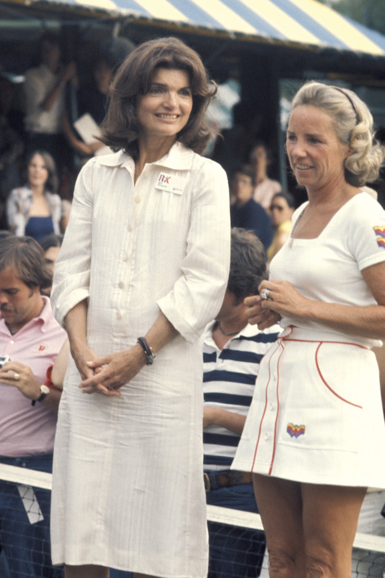 Ethel y Jackie Kennedy en la edición de 1975 del torneo de tenis en memoria de Robert F. Kennedy, un certamen con fines benéficos que tenía lugar en el estadio de Forest Hills, Nueva York