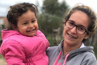 Salir adelante. Fue madre adolescente, y logró tener un trabajo en blanco