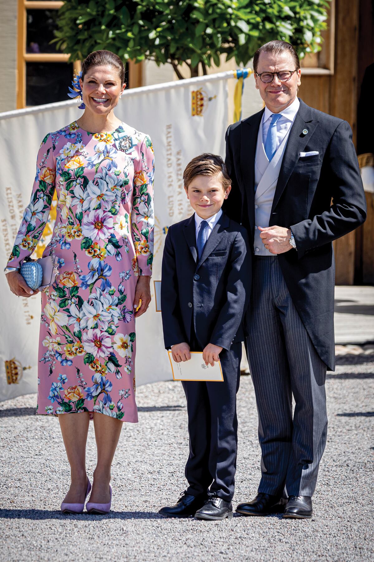 La hija mayor del Rey y heredera del trono sueco, con su marido, Daniel, y el príncipe Oscar. La princesa Victoria lució diseño de seda de
Dolce&Gabbana, de mangas largas y con silueta ceñida. Llevó una cartera de Bottega Veneta.