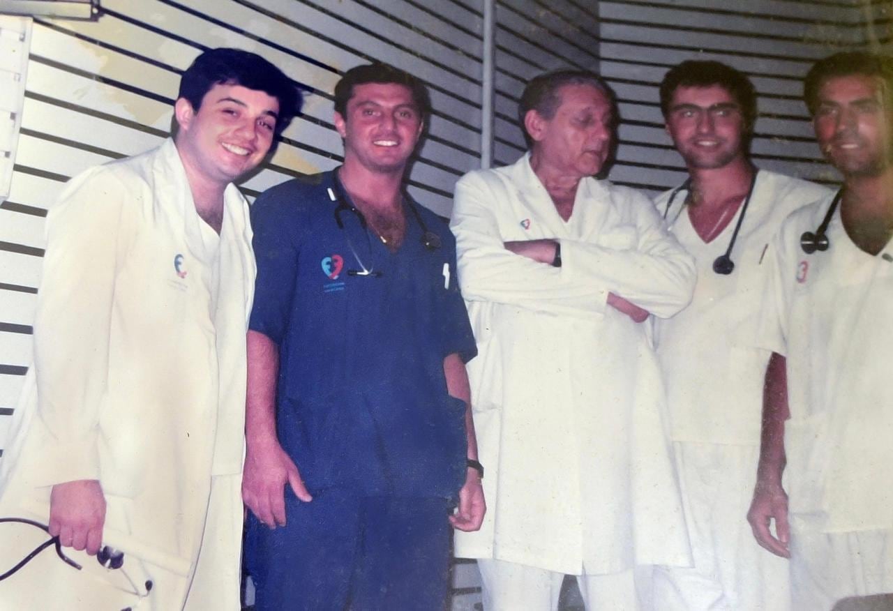 El cardiólogo Martín H. Oliva (a la izquierda con el estetoscopio en la mano) —que participó del documental— junto a René Favaloro y otros médicos residentes, durante su residencia en cardiología clínica en la Fundación Favaloro (1995-1998).