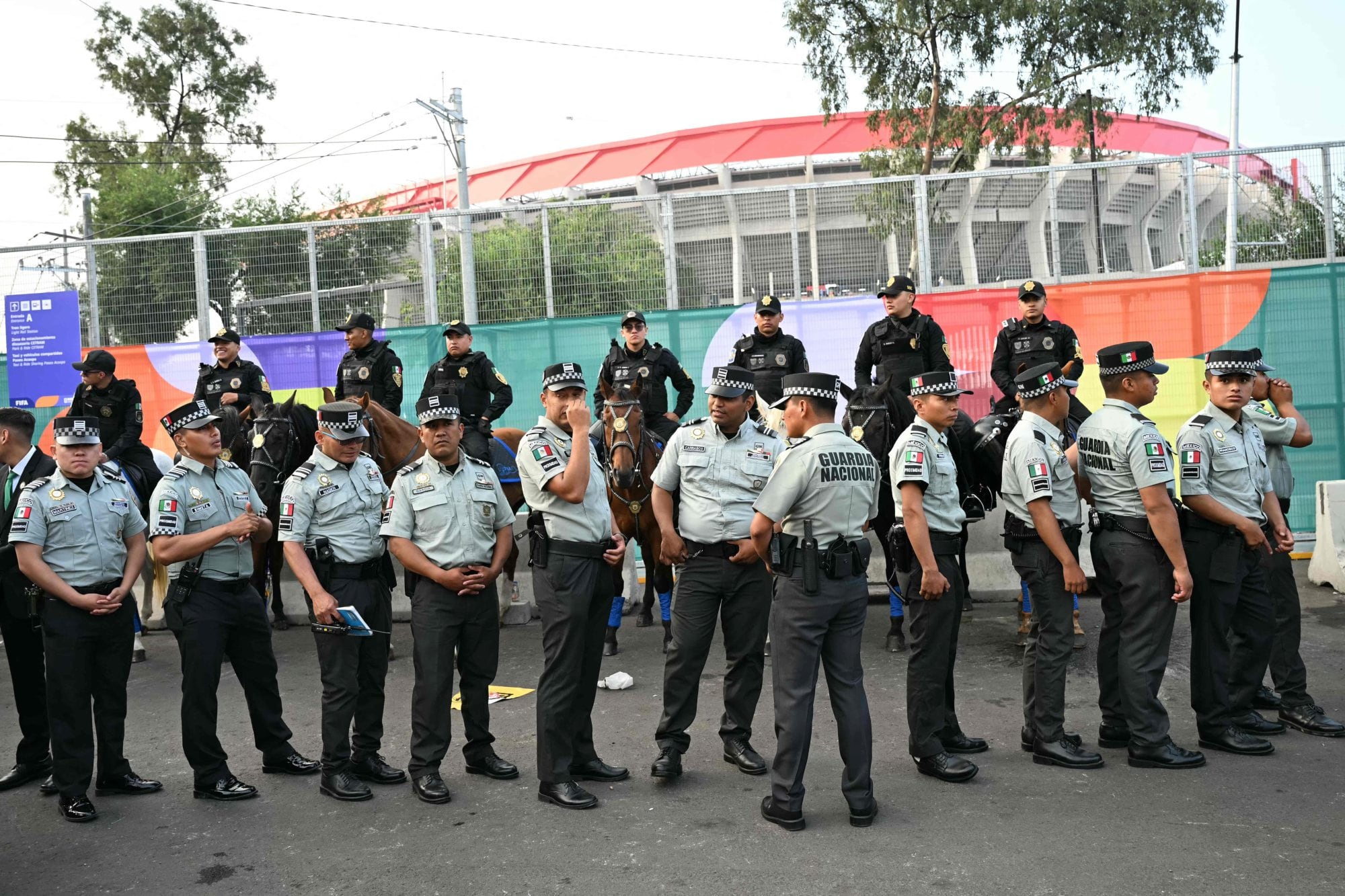 Operativo de seguridad en las inmediaciones del Azteca, estadio que será sede del partido inaugural del Mundial 2026