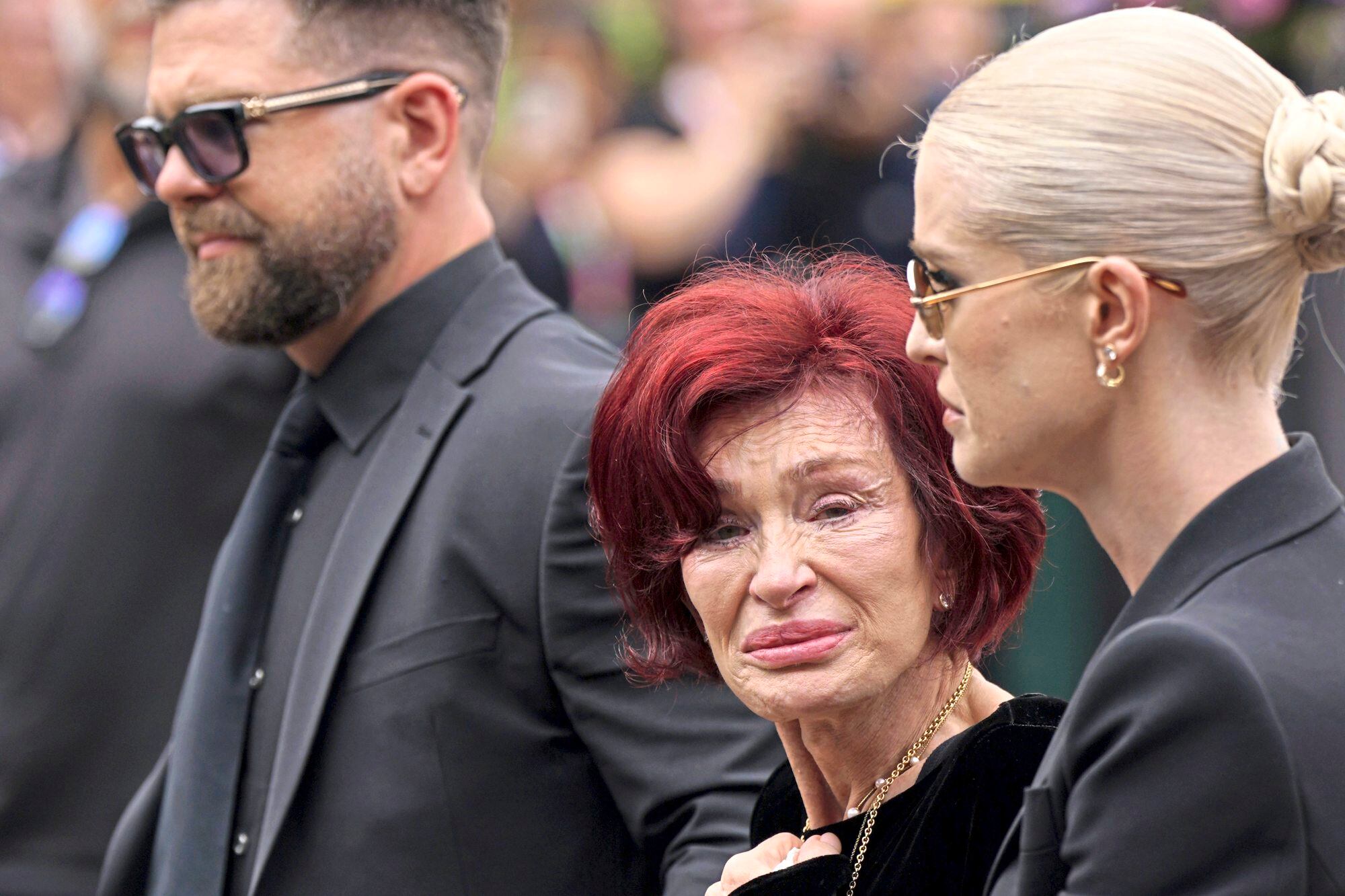 Jack, Sharon y Kelly Osbourne , desconsolados en el último adiós a Ozzy