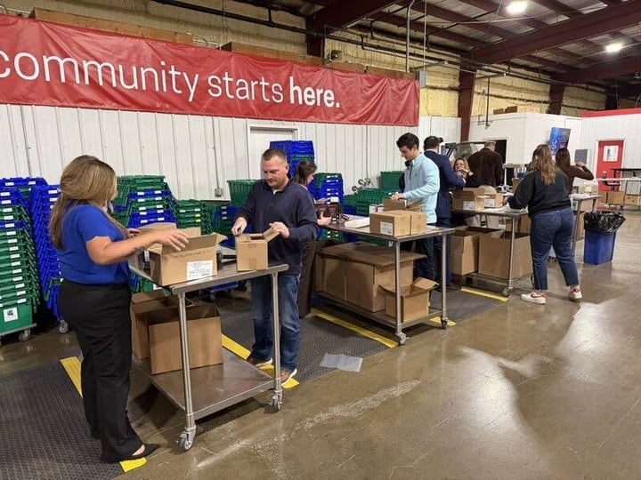 Con apoyo de bancos de alimentos, entregarán despensas para cualquier persona que lo precise (Instagram/@feeding_illinois)