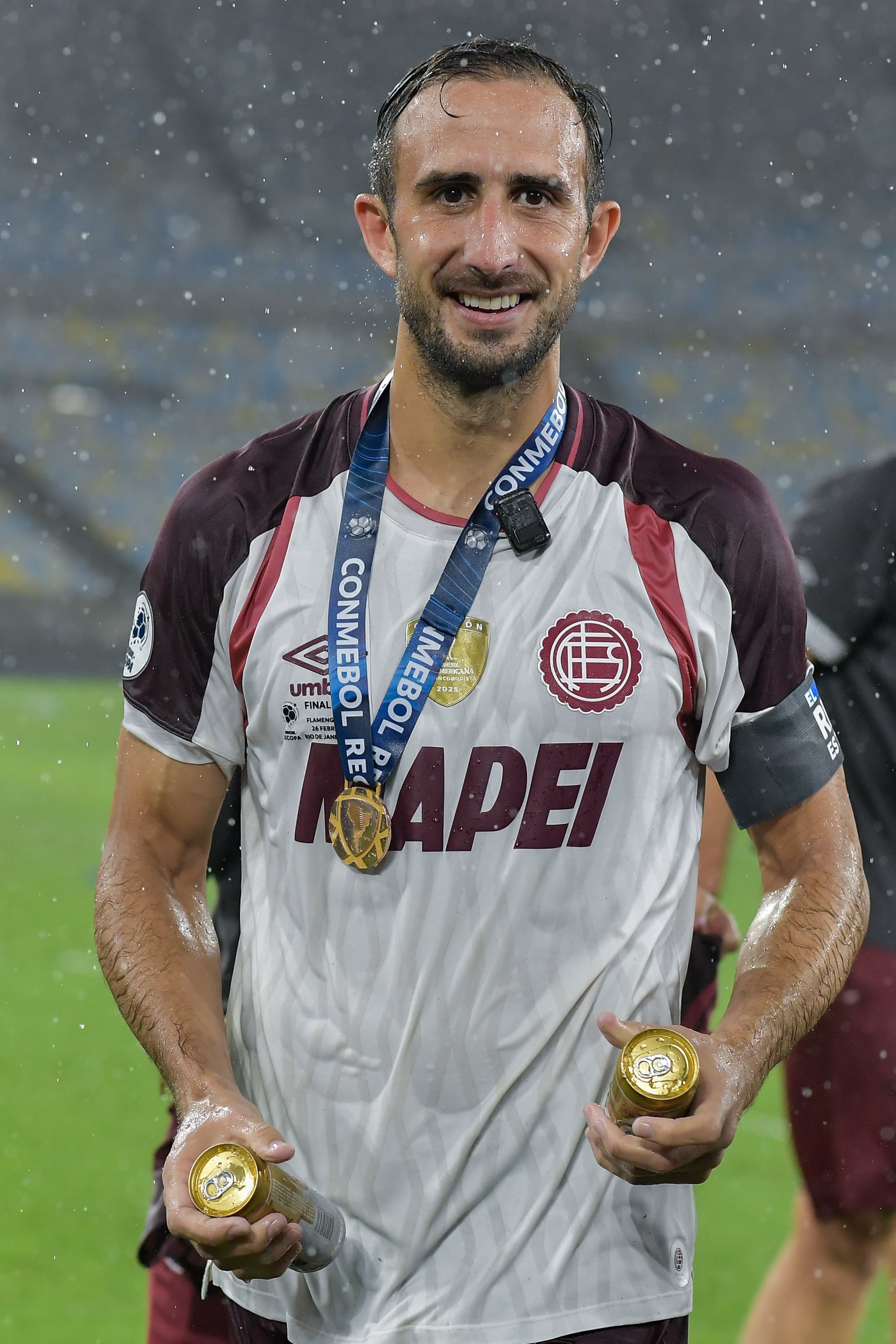 Carlos Izquierdoz luce su medalla de campeón: la Recopa, su tercer título en Lanús