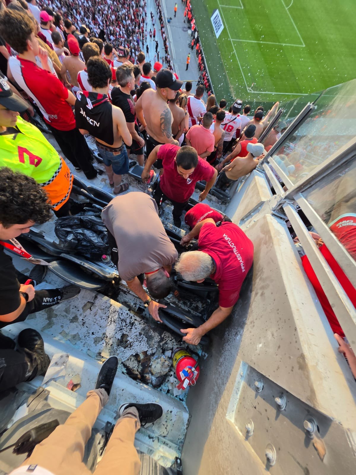 La zona de las butacas incendiadas.