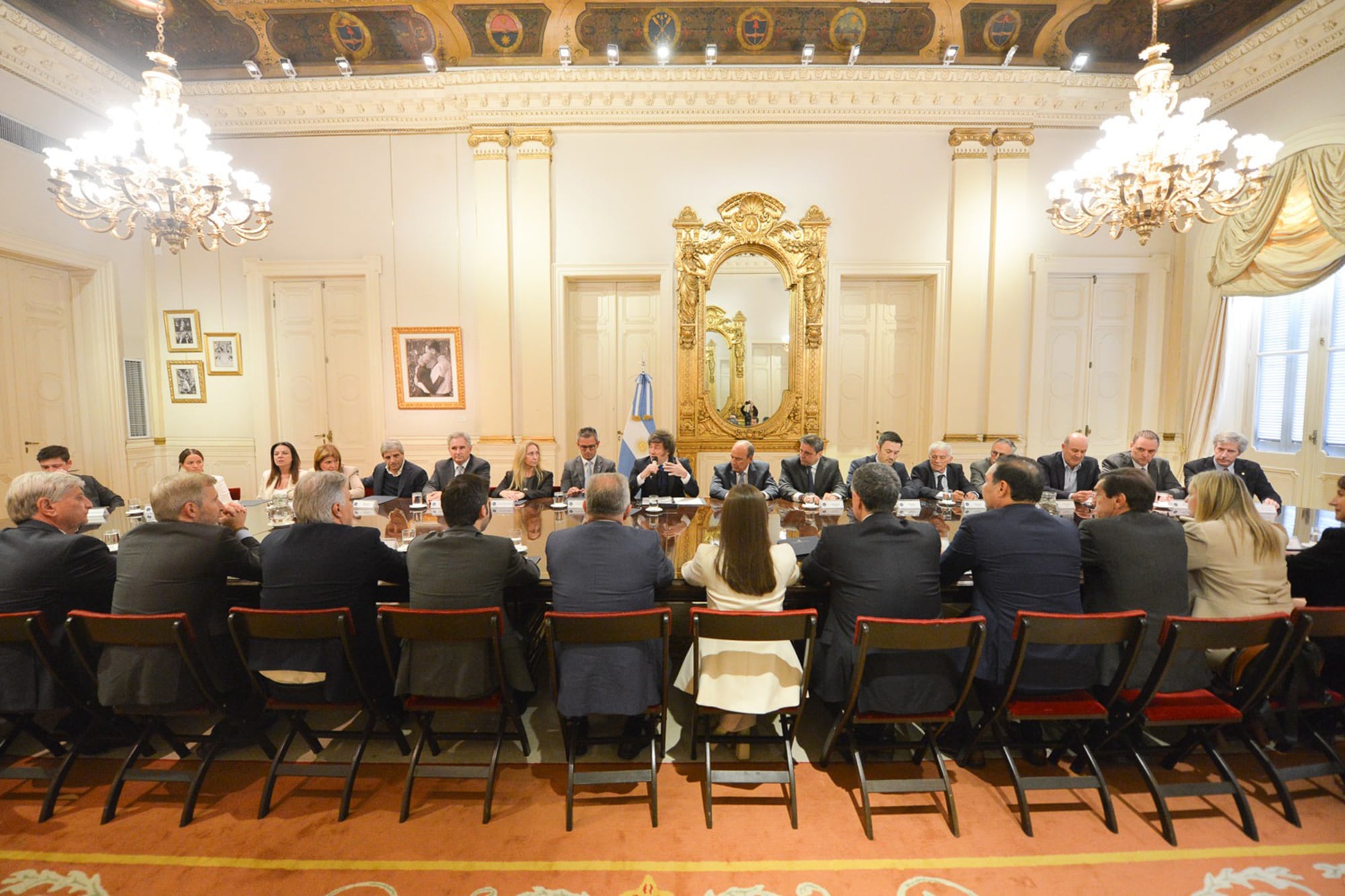 El presidente Javier Milei, acompañado por su Gabinete, mantuvo esta tarde en el Salón Eva Perón de la Casa Rosada un encuentro con los gobernadores de las distintas provincias