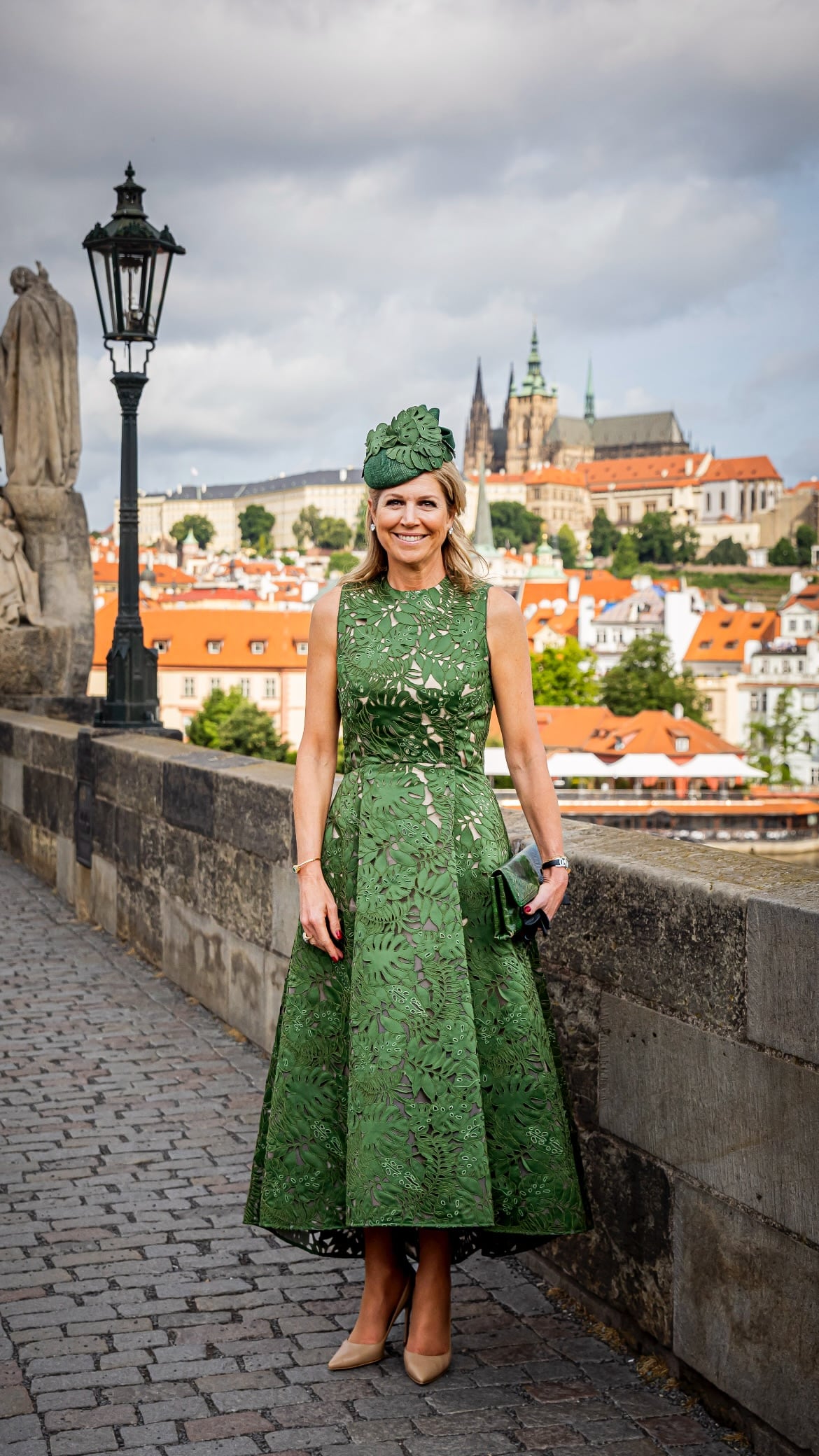 La reina Máxima deslumbró con un vestido midi color verde bordado con hojas de Natan (Foto: Instagram @patrickvkatwijk)