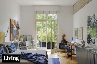 Mucha luz y toques de color bien aplicado en el deparamento de una diseñadora textil