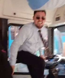 El festejo viral de un chofer de colectivo durante el 3-2 de Argentina (Captura de video)