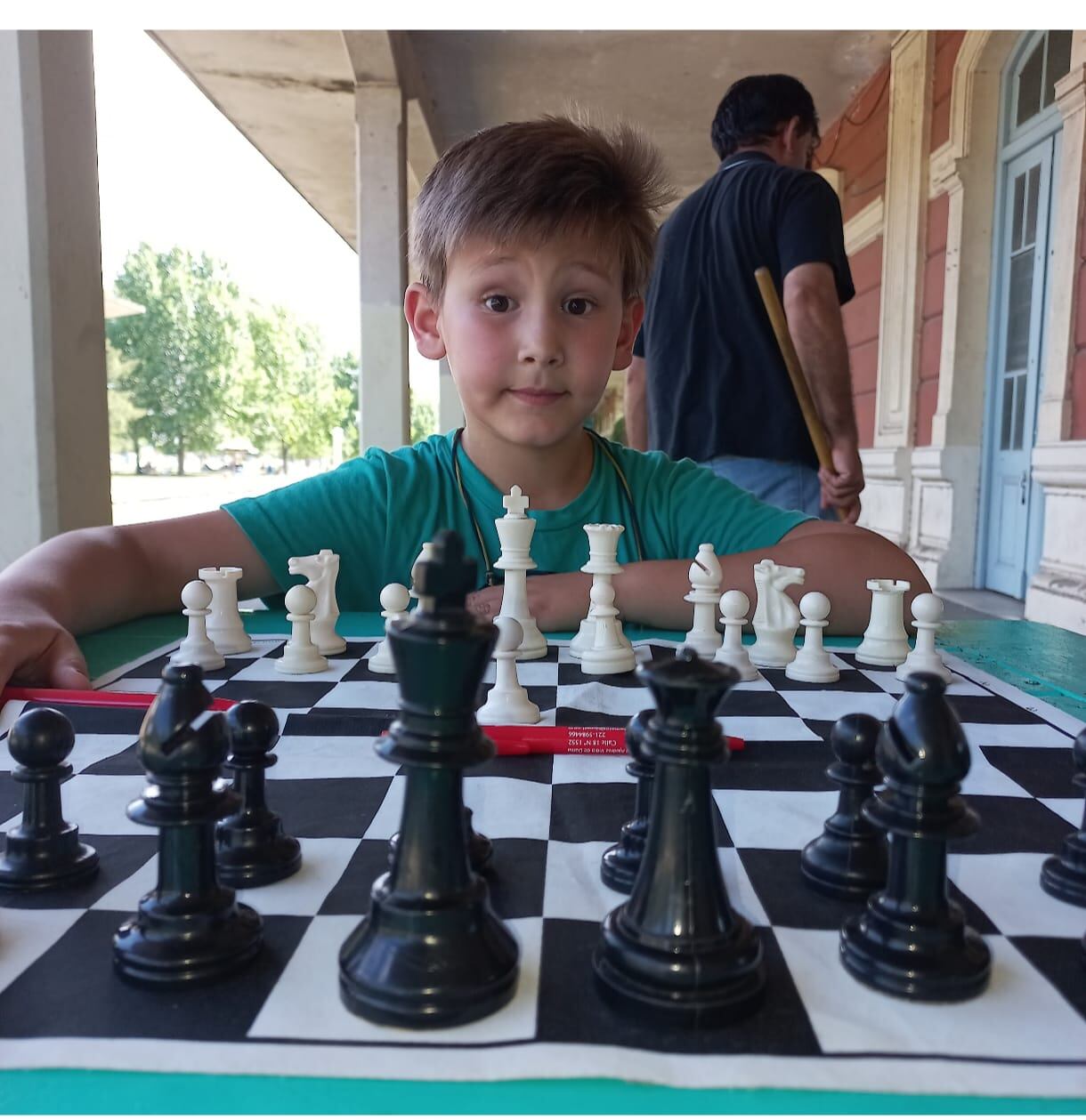 Benjamín aprendió a jugar al ajedrez por iniciativa de su papá
