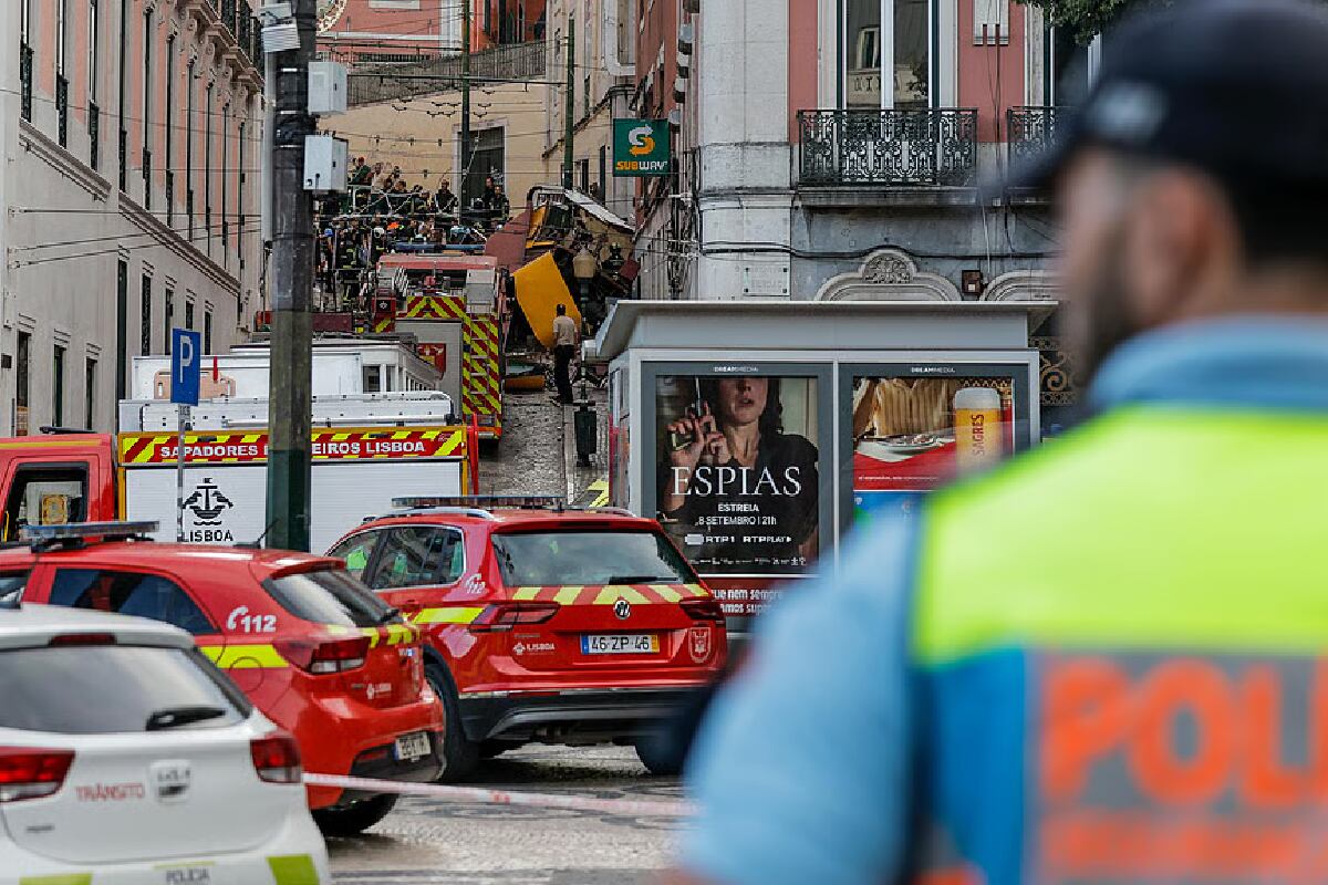 Los Bomberos continúan las tareas de rescate para sacar a las víctimas que continúan atrapadas debajo de los escombros