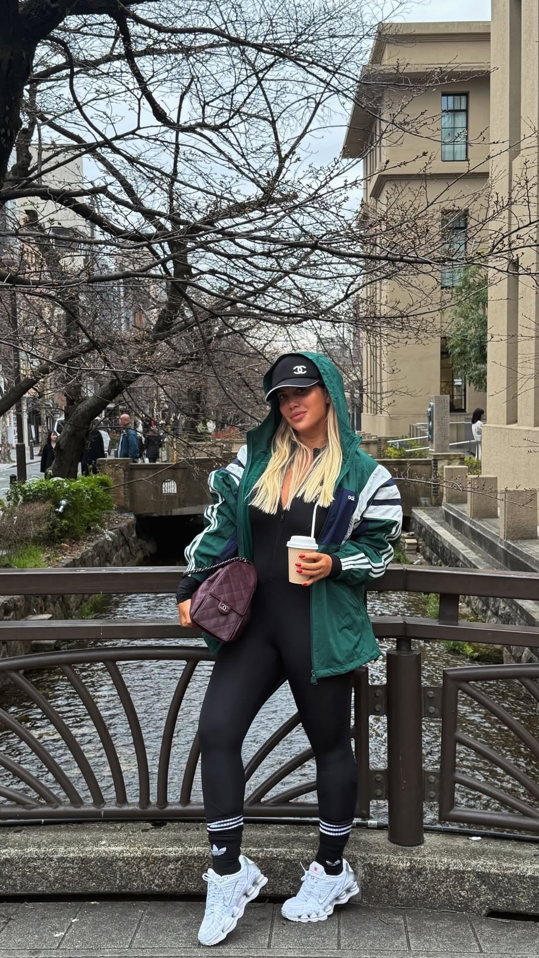El look urbano con el que Wanda Nara recorrió las calles de Kyoto