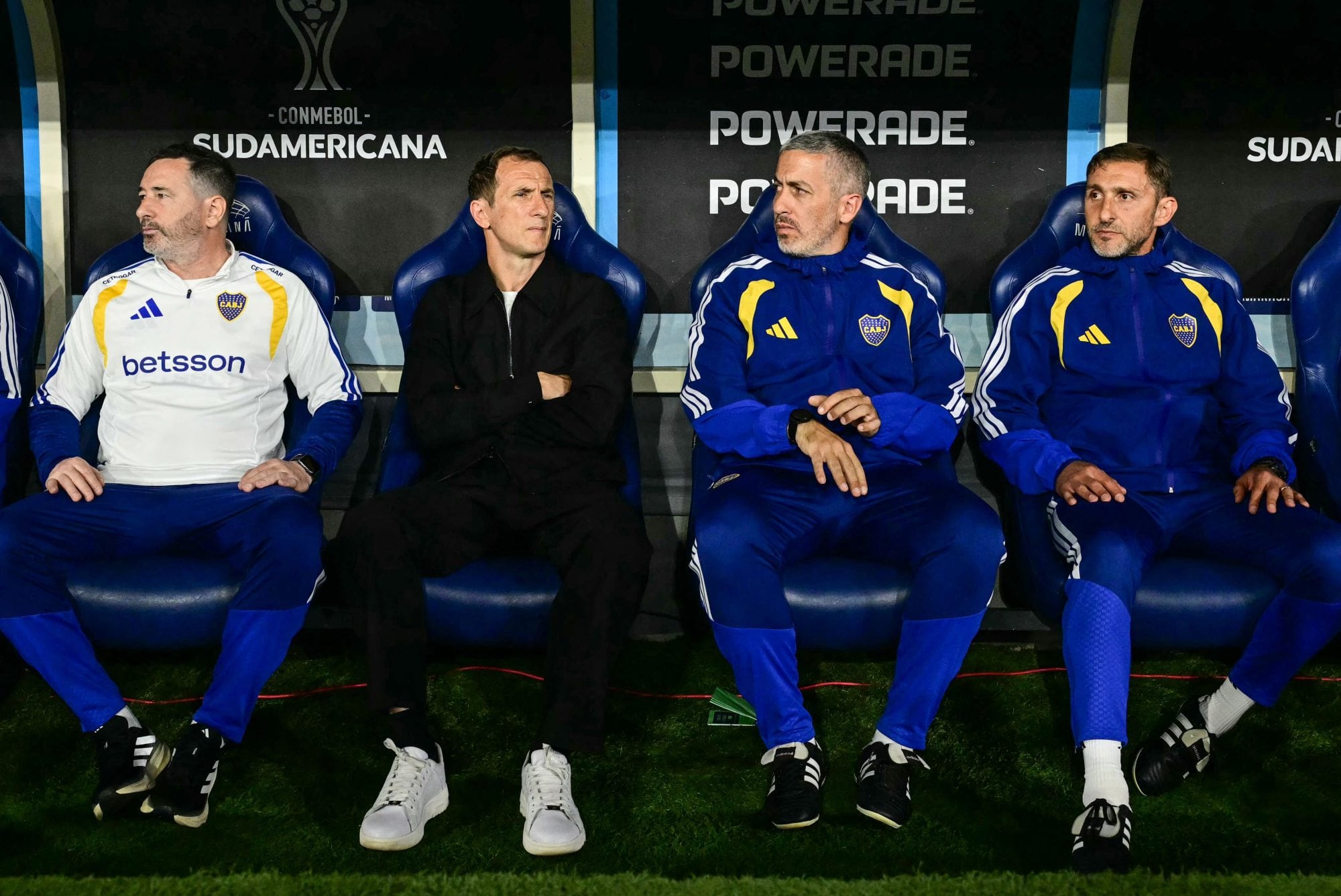 El Vasco junto a Gustavo Roberti (de blanco), Cristian Aquino y Cristian Muñoz, integrantes de su cuerpo técnico