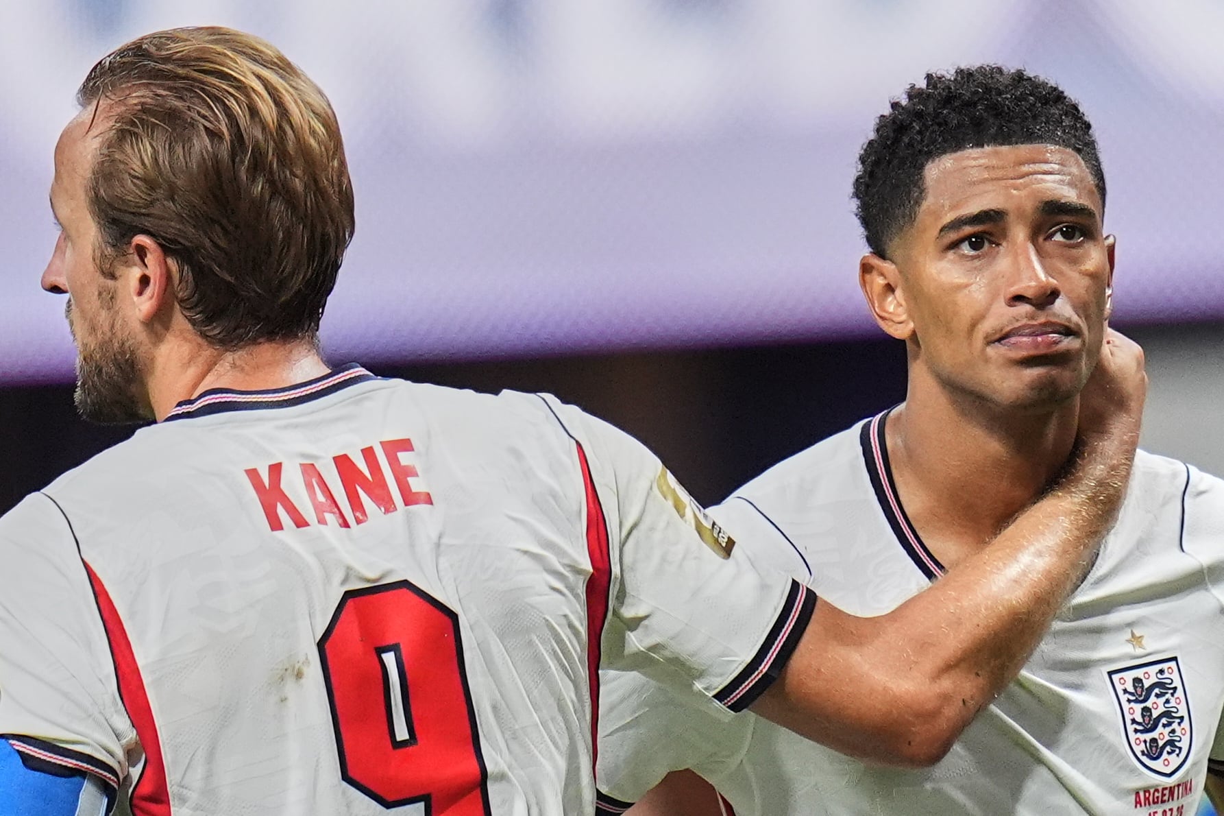 Los ingleses Harry Kane (9) y Jude Bellingham (10) tras la derrota 2-1 ante Argentina en la semifinal del Mundial (AP Foto/Jeff Roberson)