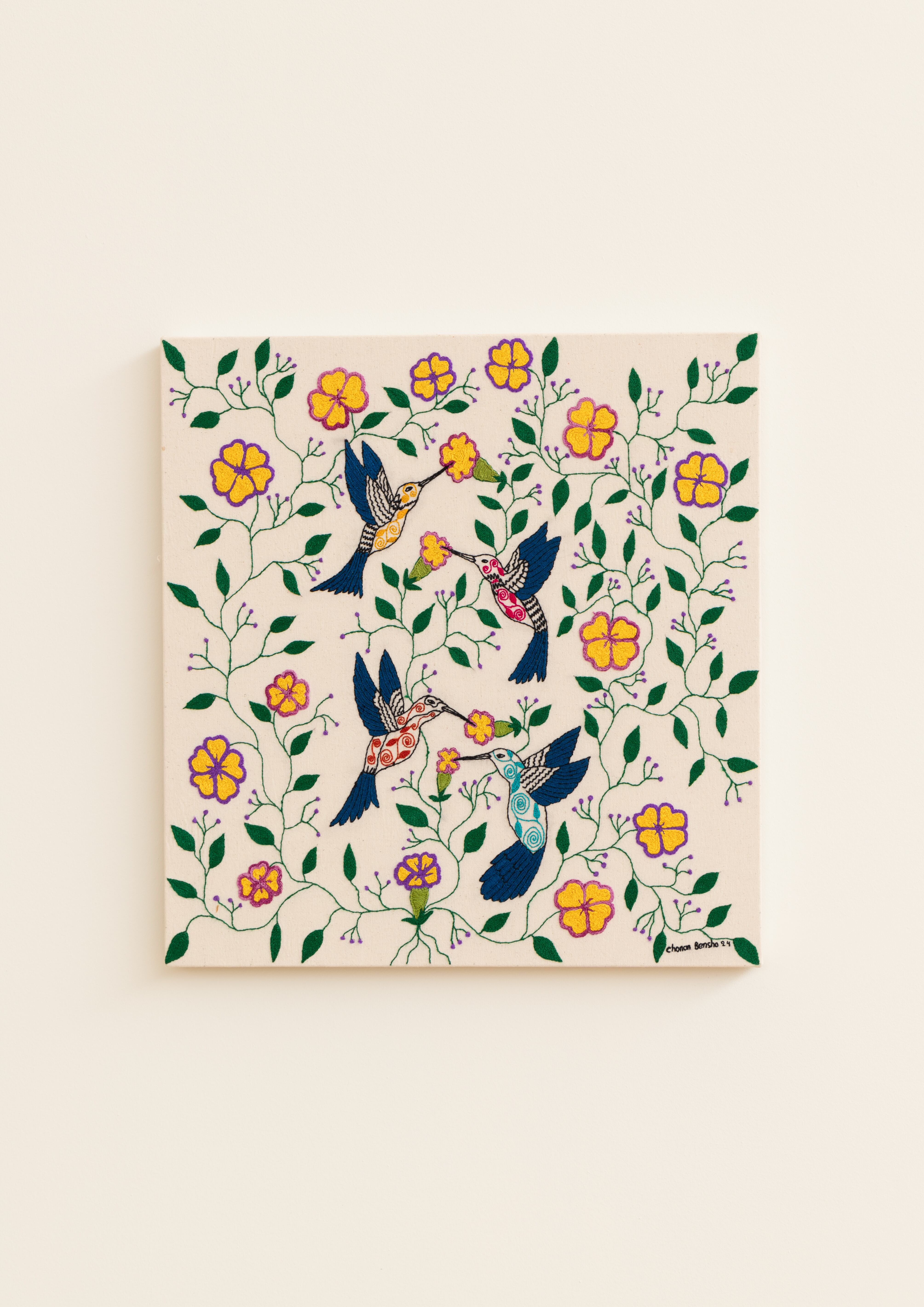 La artista aprendió a bordar a los ocho años y ahora les enseña a sus dos hijas