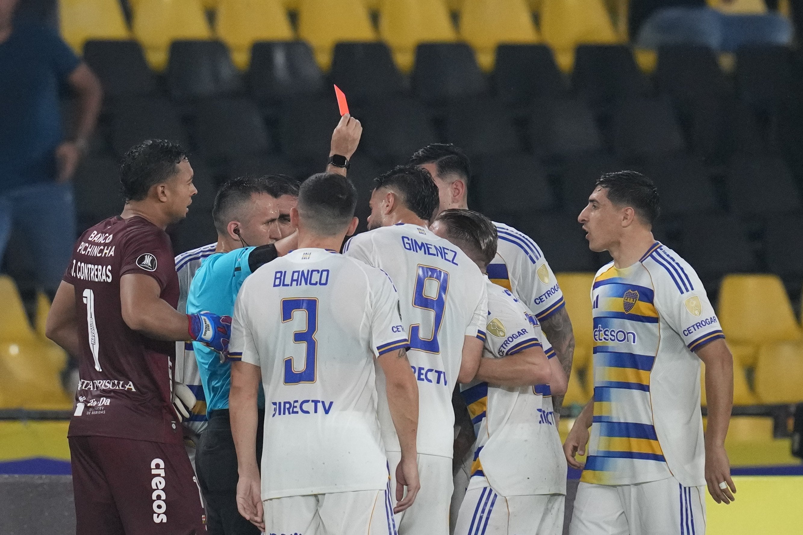 Otro jugador de Boca expulsado en un partido de Copa Libertadores: Ascacibar le pateó la cabeza a un argentino