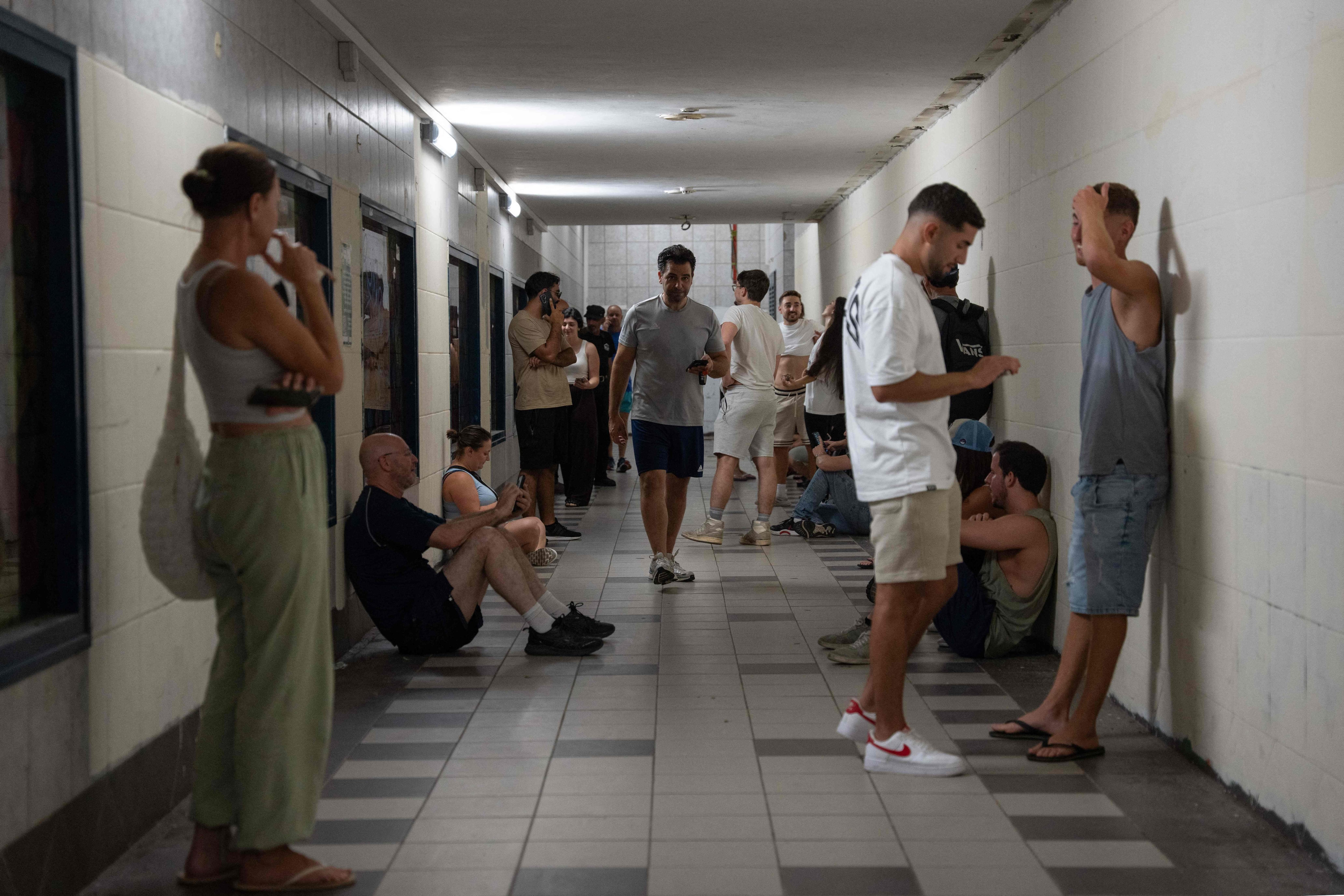 Israelíes en los refugios tras las sirenas.
