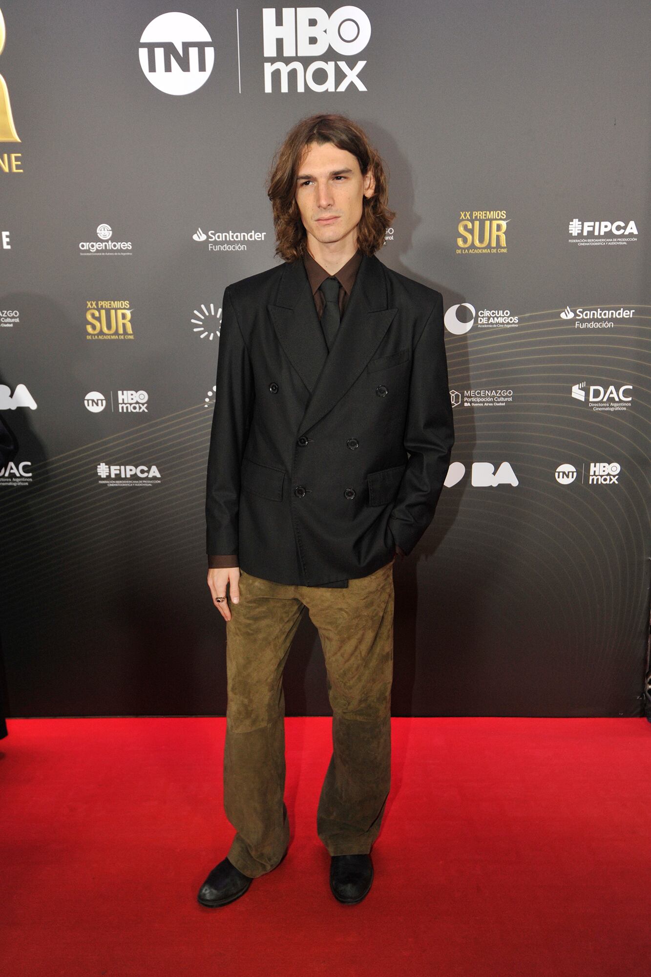 Mitad formal, mitad casual. Ángelo Mutti Spinetta descontracturó el clásico traje y corbata con un jean de color