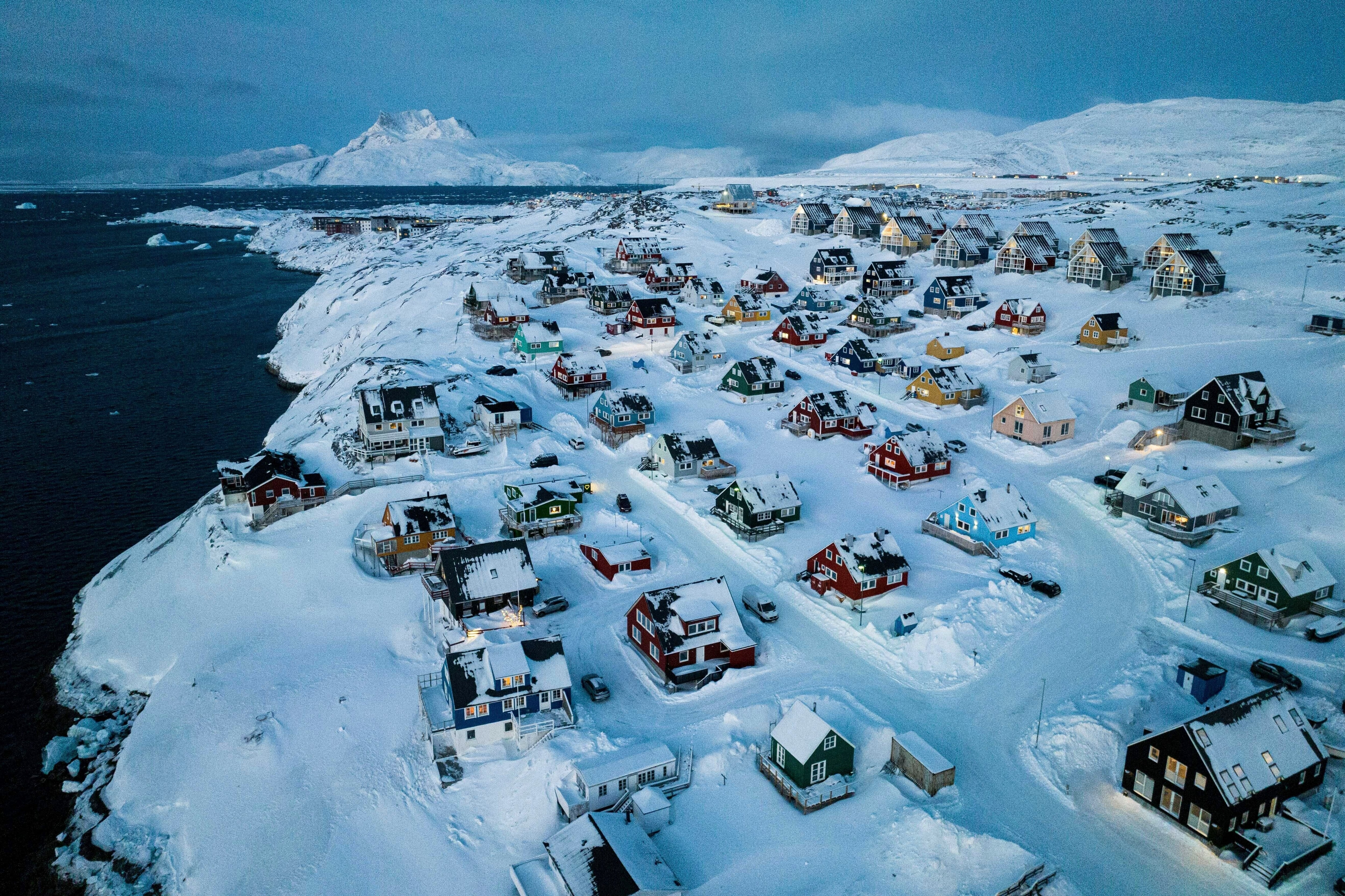 Casas cubiertas de nieve en Nuuk, Groenlandia, el 7 de marzo de 2025. (Foto AP/Evgeniy Maloletka, Archivo)