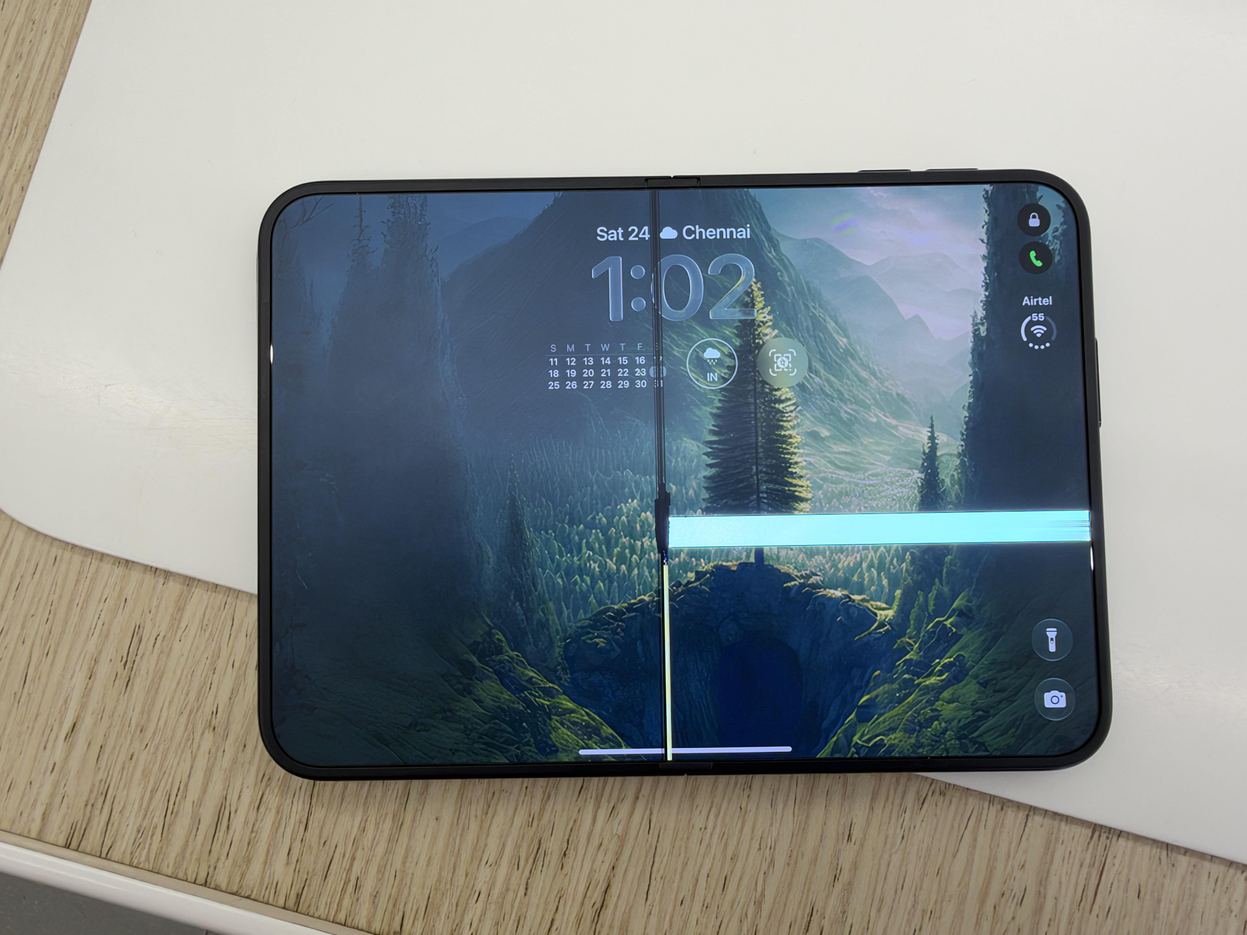 iPhone Duo salió a la venta y recibió denuncias por la pantalla: por qué no convence el plegable de US$2000