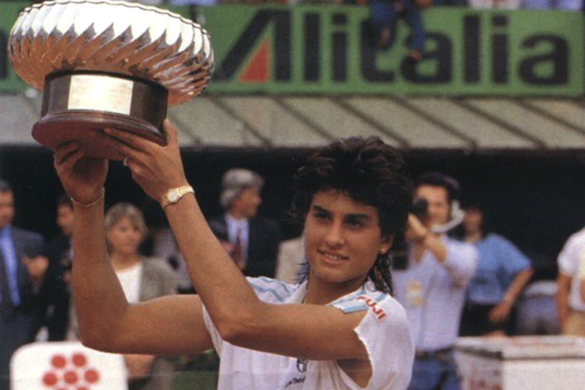 El festejo en Roma 1988, el primero de los cuatro trofeos que levantó en el Foro Itálico, un sitio mágico en su carrera